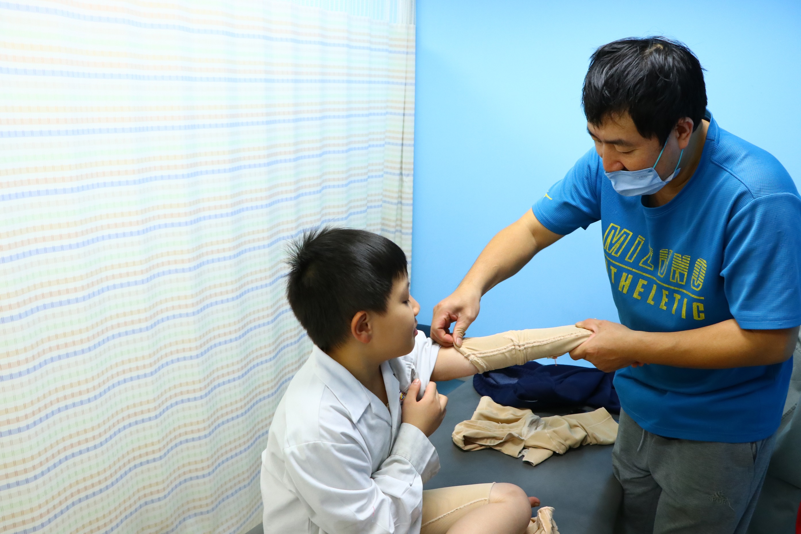 皓辰3歲受傷至今仍須穿著壓力衣抑制疤痕增生