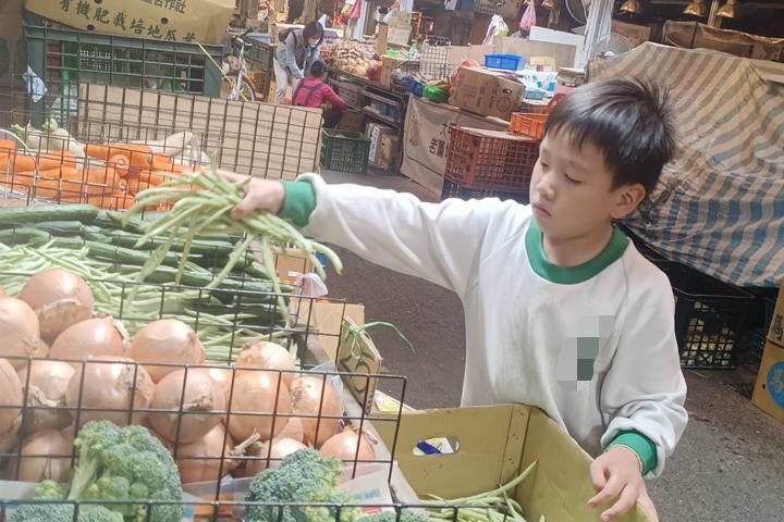 皓辰從小在市場長大 協助家人整理攤位