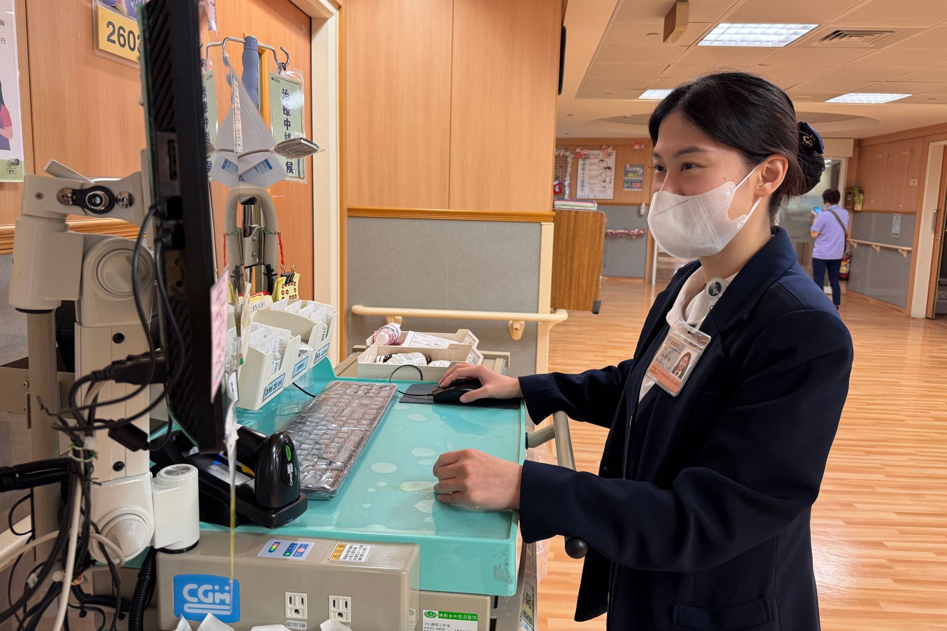 護理師邱若寧表示,台中慈濟醫院的工作環境與員工宿舍完善,讓遠在高雄的父母倍感安心。