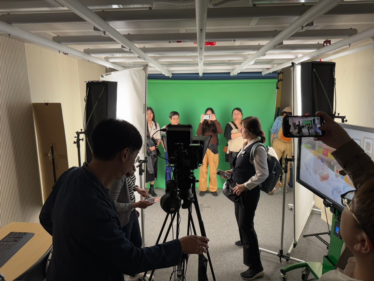 香港理工大學教學發展中心Exposure Studio Productions攝影棚與慈濟大學空間近似相同
