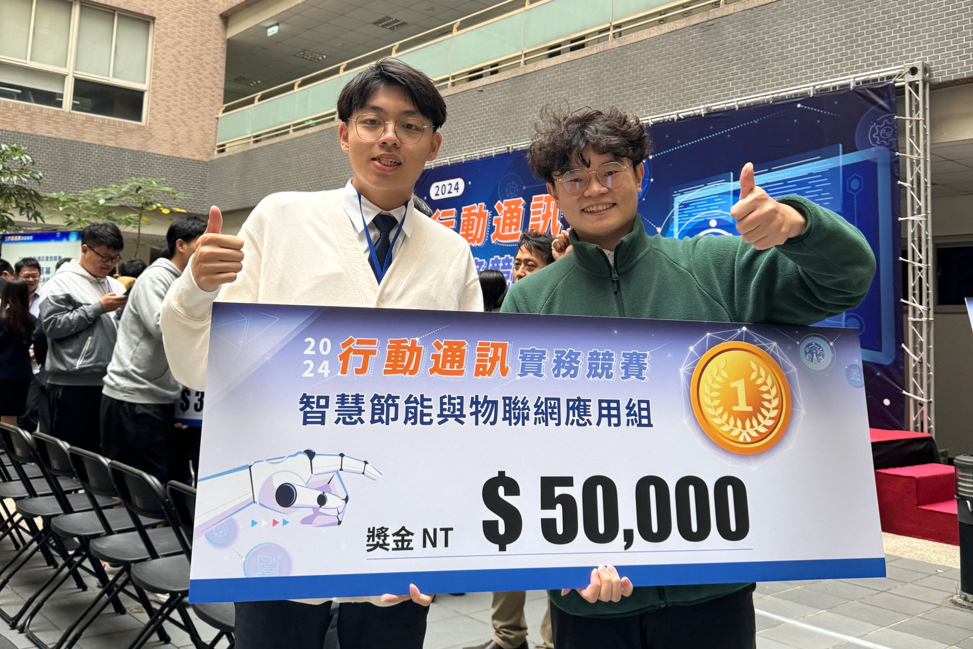 蔡常載與鄧翰升開心的合照