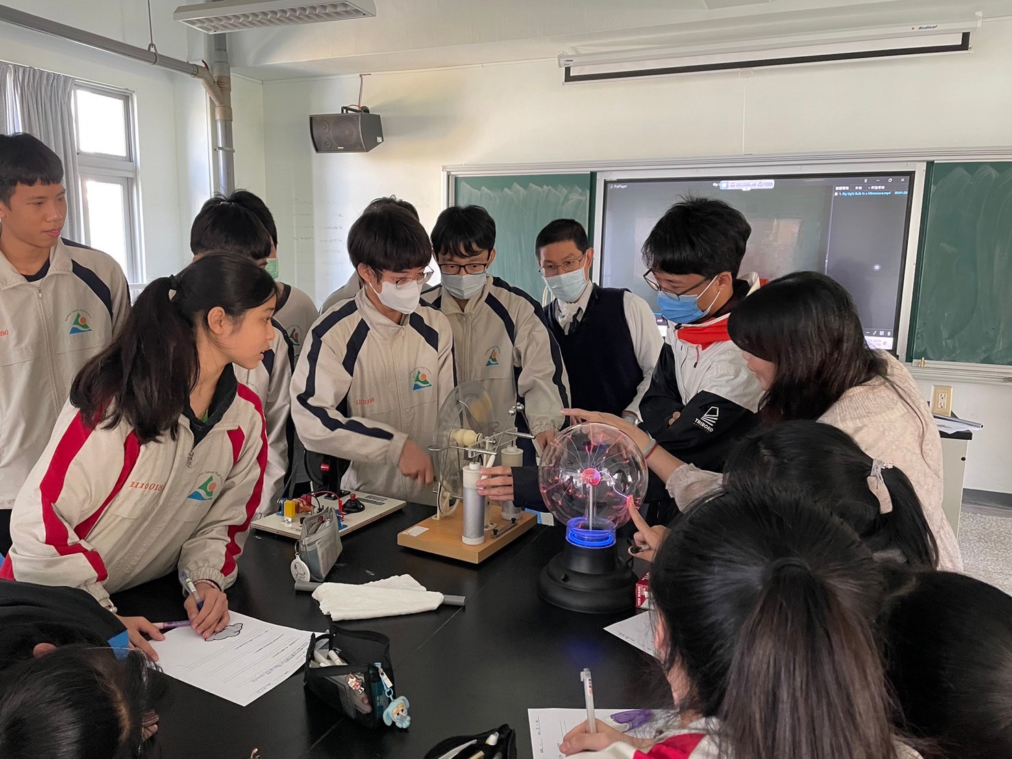 在物理科老師帶領下學習基礎電學原理,體驗電漿球的奧妙。