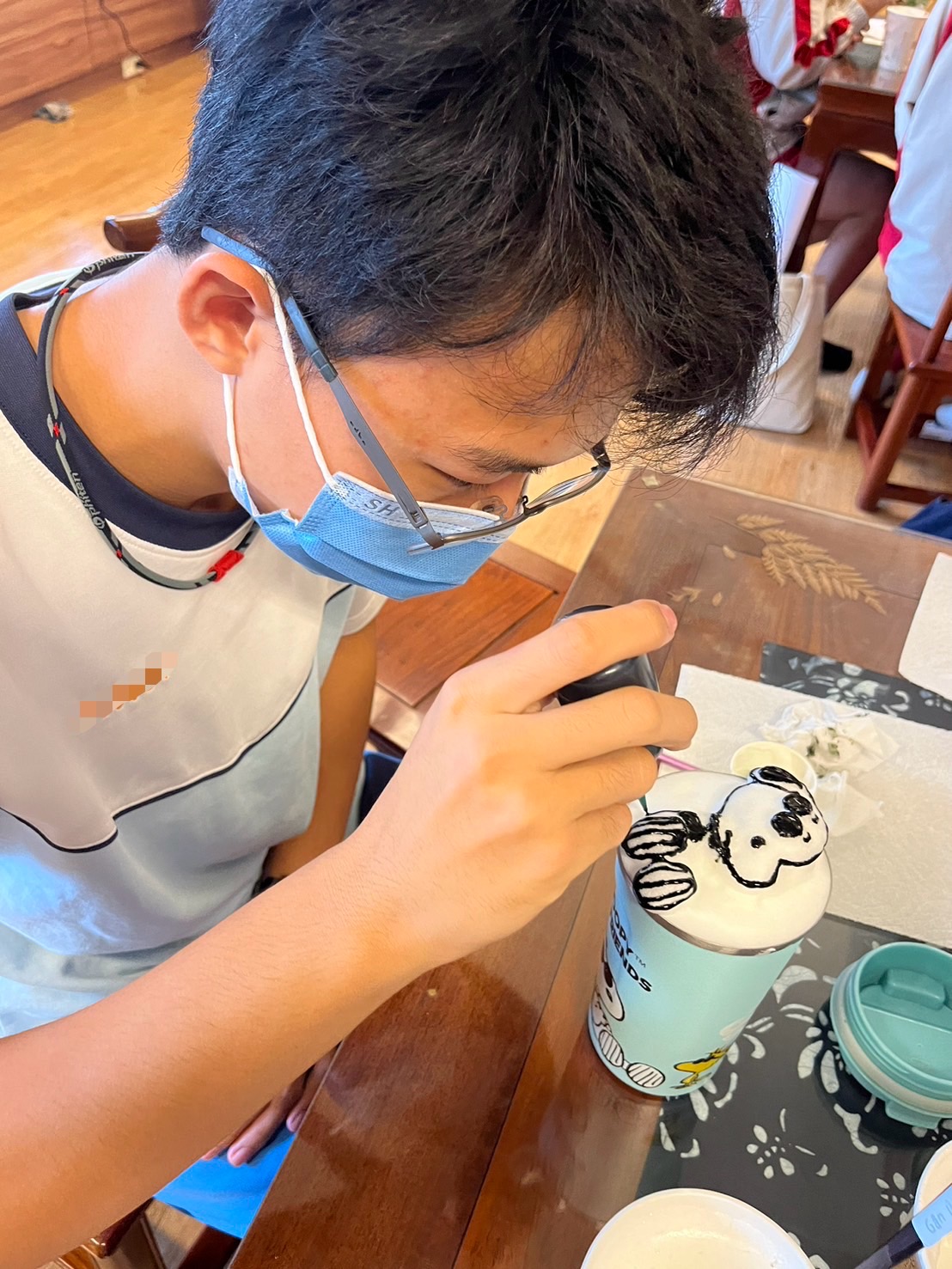 學生專注創作,沉浸在學習魅力中。