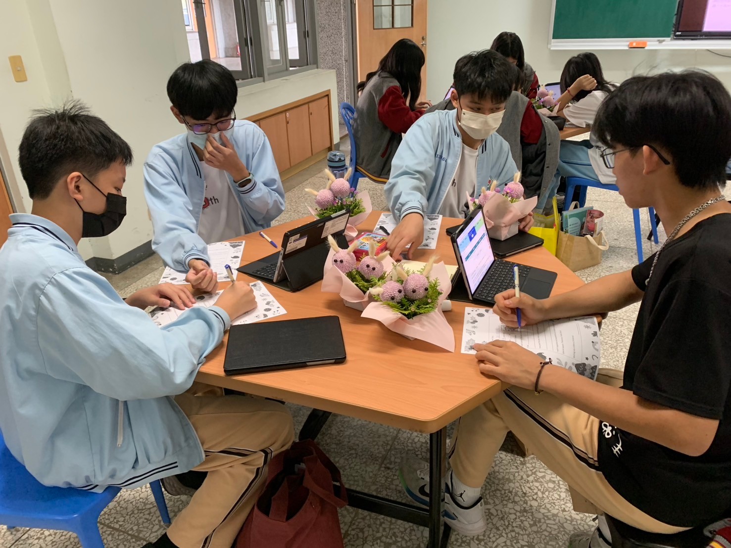 結合耶誕節主題活動,學生寫信給耶誕老公公。