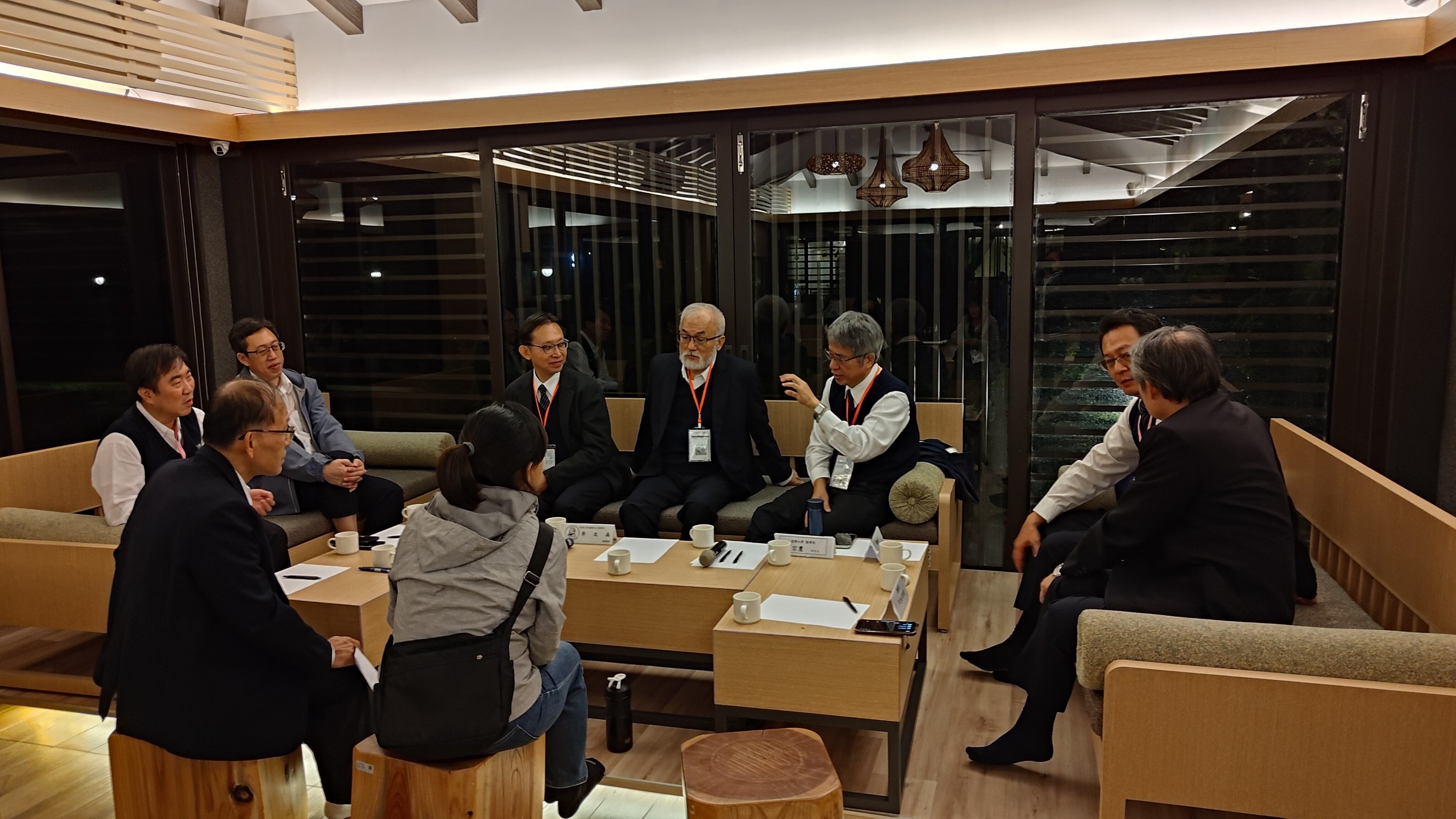 “大手拉小手”小組討論,邀請各學院院長與資深教師共同參與