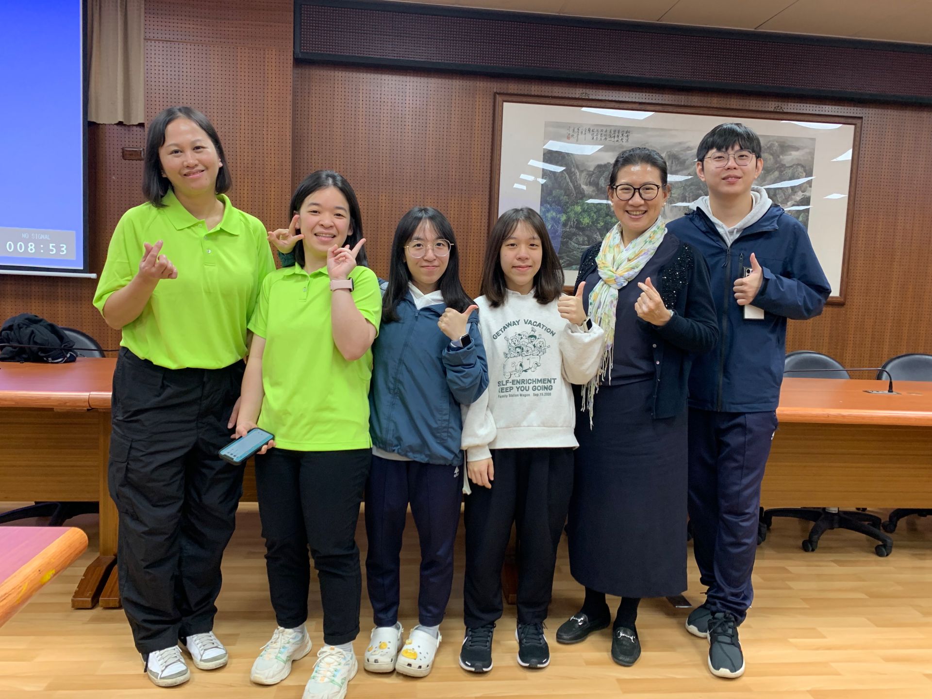 陳皆吟護理師二位仍在慈大求學的妹妹陳皆蓉(左三)及陳皆宇(右三),也前來聆聽姐_
