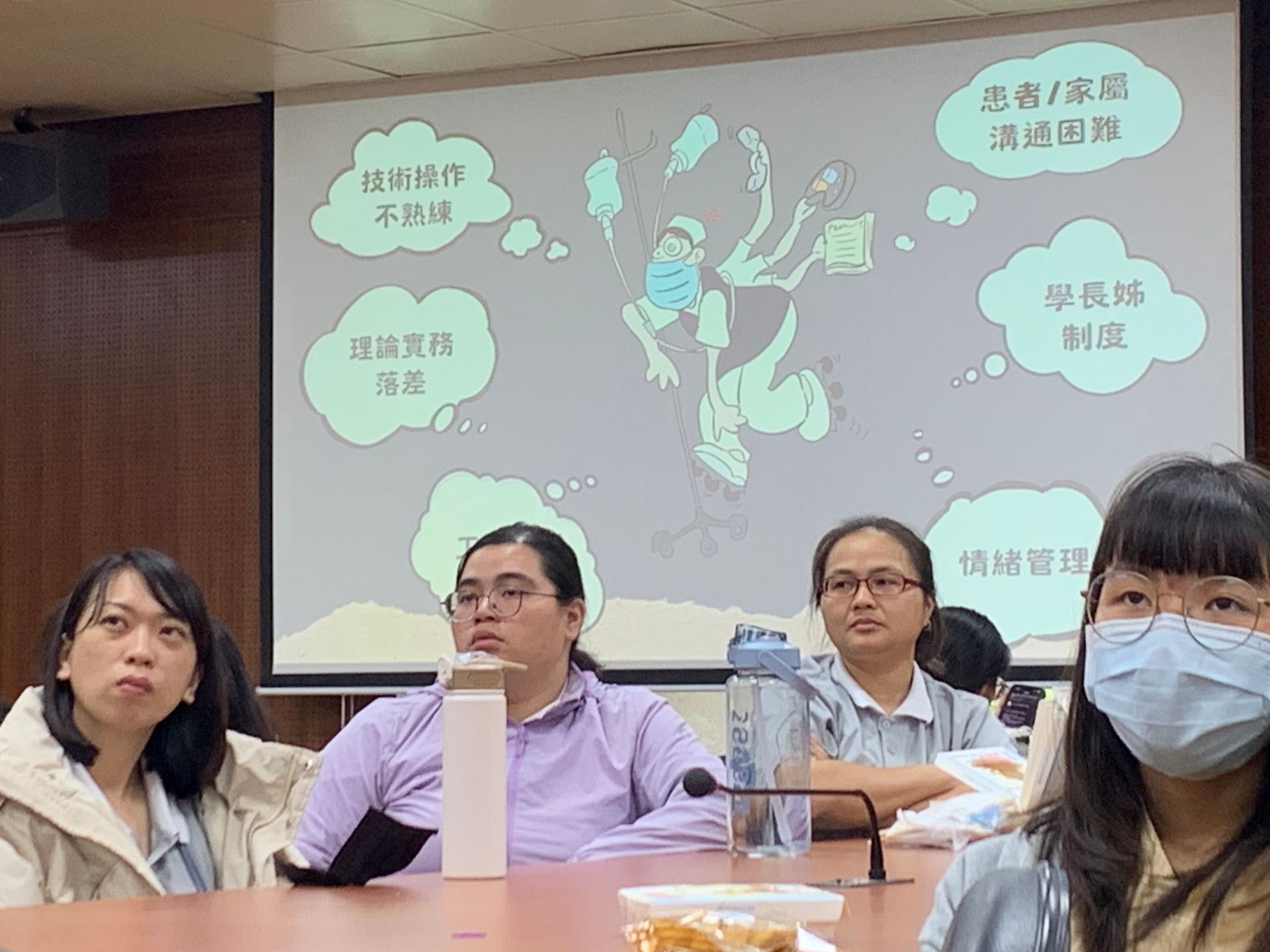 校友陳皆吟分享新進護理人員面臨的種種挑戰,同學們認真聆聽