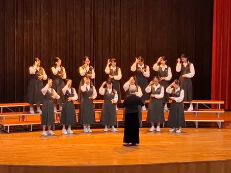 「臺灣台語系」組別演唱時加入手語演繹展現慈濟人文之美