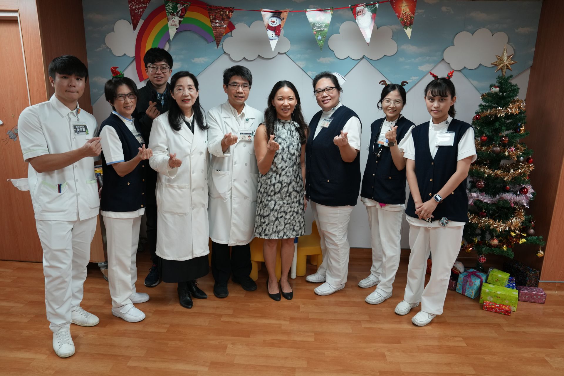 張中興主任介紹Jennifer Huang(黃亭瑋)參觀兒科病房,兒科病房實習生黃昱豪(左起)、護理師黃雪華、住院醫師彭睿輝、皮膚醫學中心主任張中興、楊尚憲主任、Jennifer Huang、兒科李依蓉護理長、護理師陳珮芸、呂婕昕陪同。