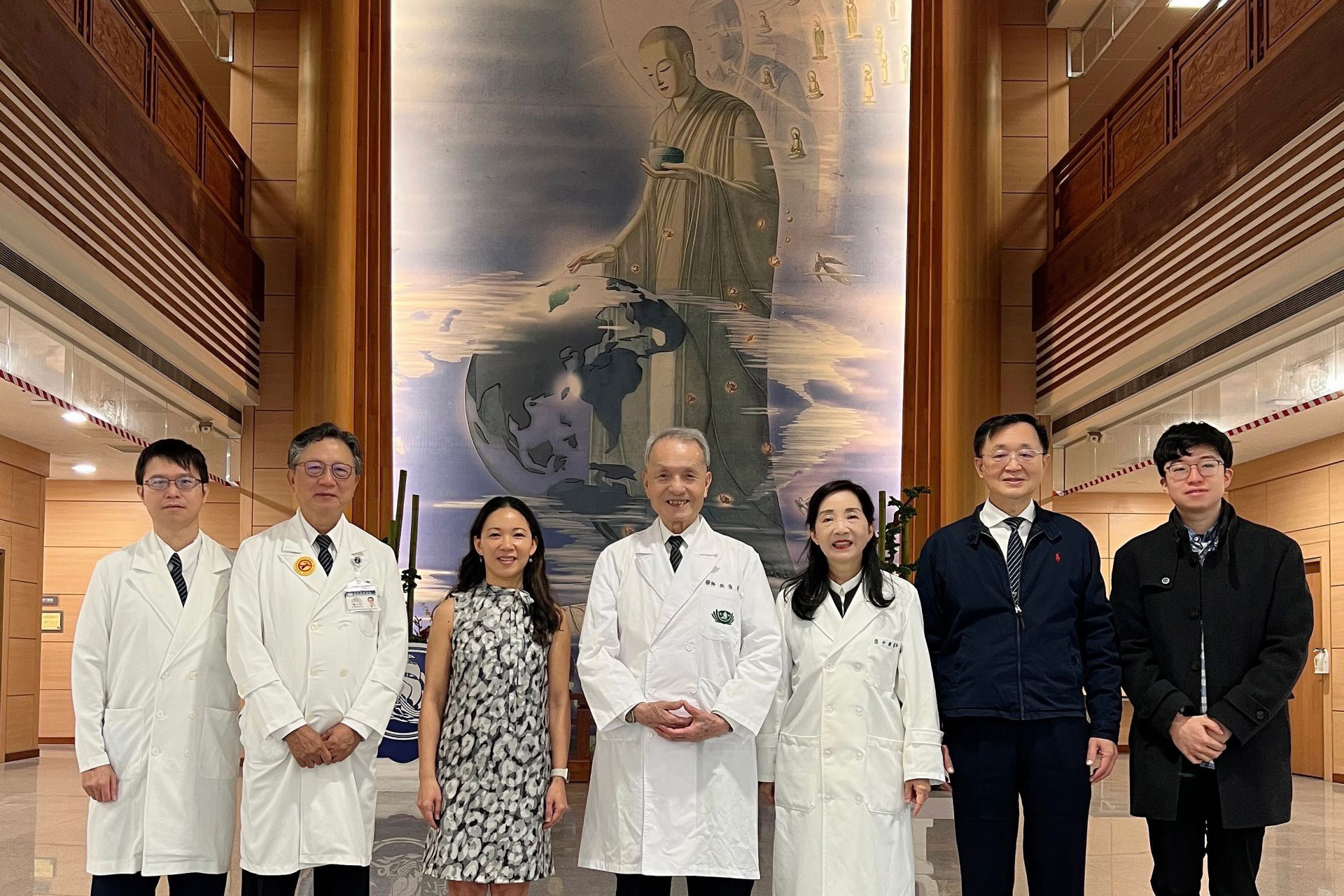 哈佛波士頓兒童醫院皮膚科主任Jennifer Ting-Wei Huang(中文姓名黃亭瑋,左三),應花慈小兒部張宇勳主任與皮膚醫學中心張中興主任(右三)邀請,擔任醫療法人「慈濟醫學講座」的講座教授,12月9日演講後,與執行長林俊龍(左四)、副院長徐中平(左二)和兩科醫師合影。