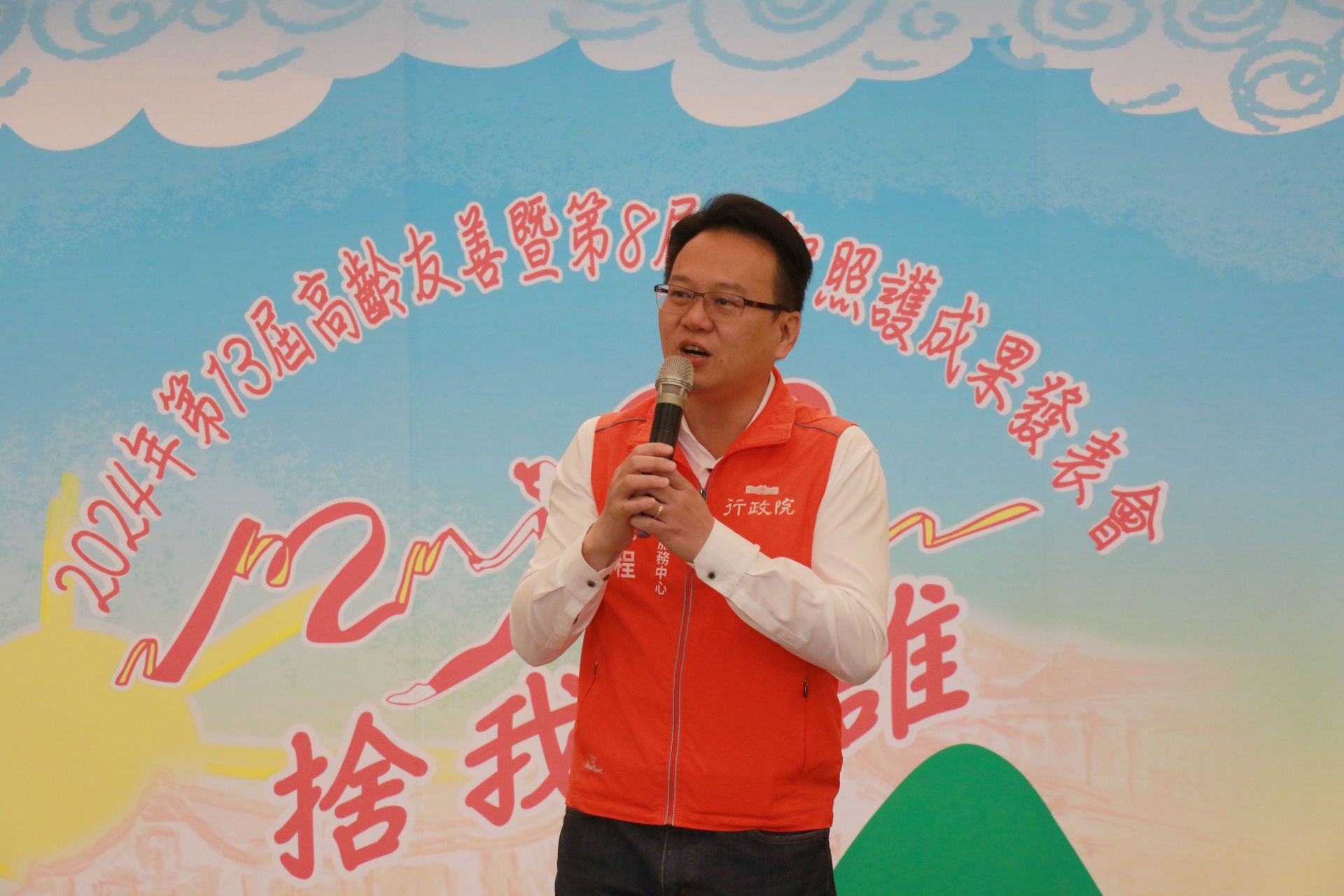 行政院中部聯合服務中心執行長莊競程勉勵共同努力讓長輩長保健康,就能同時降低健保支出與高齡臥床率。