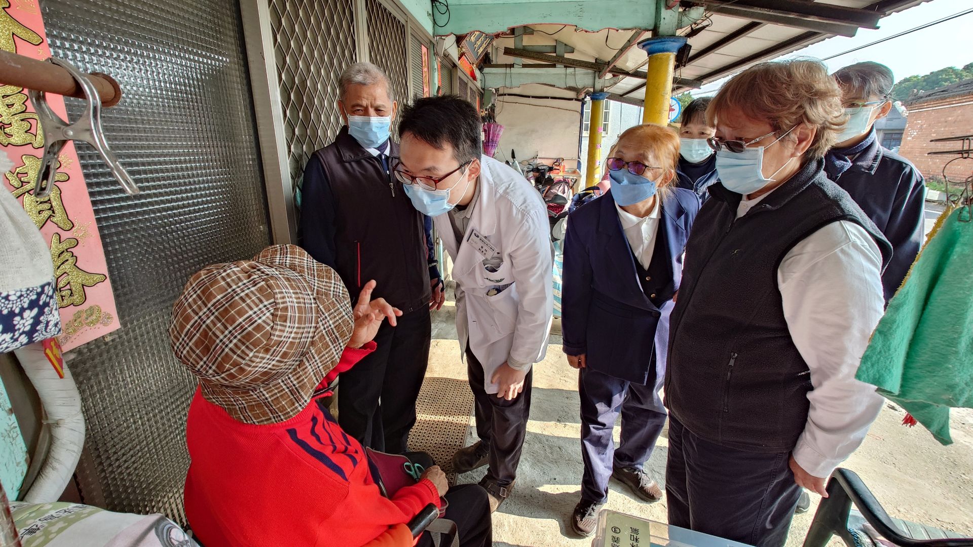 86歲獨居老奶奶跌倒,經民眾提報,人醫會立即前往她家關懷,仔細聆聽奶奶說話。