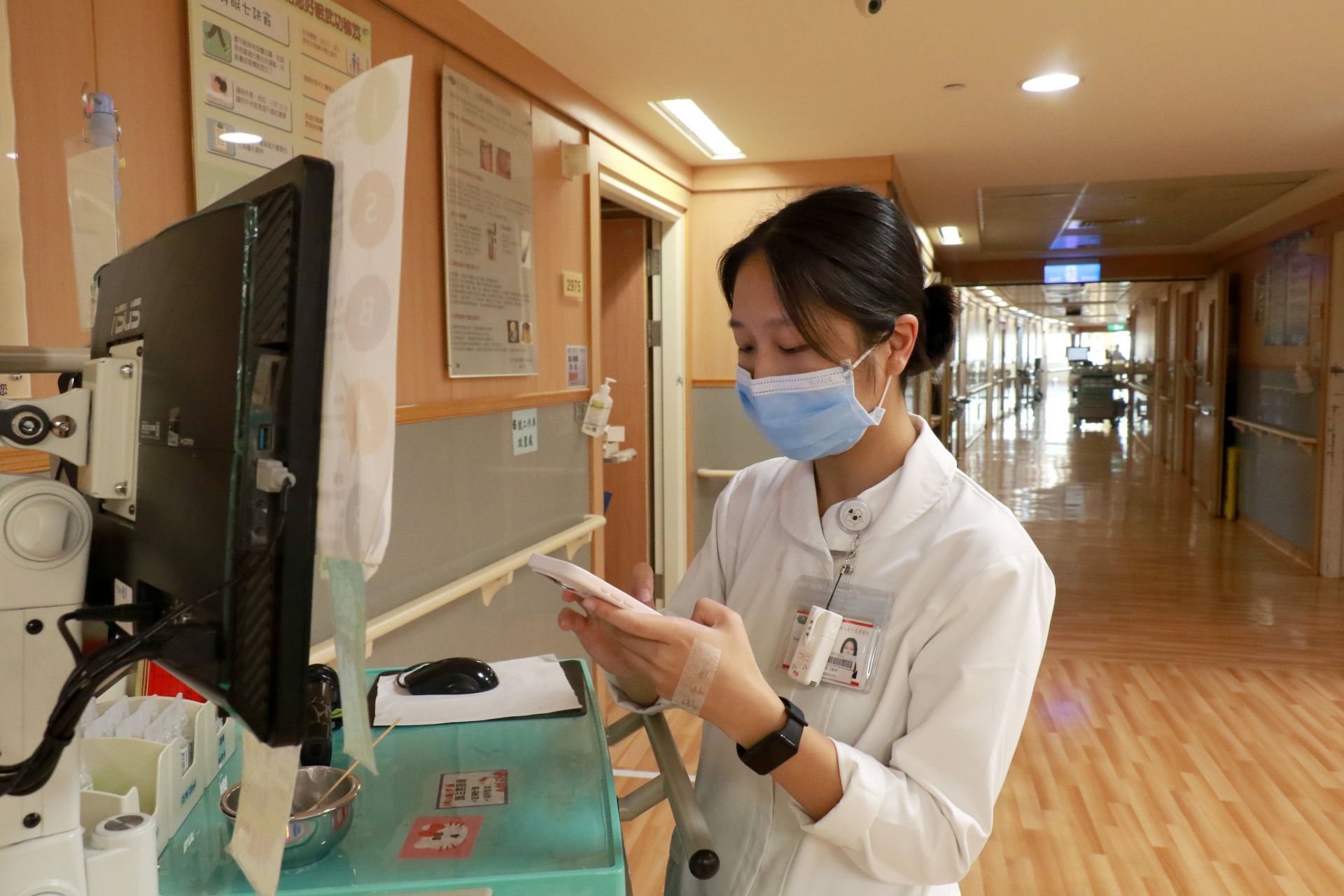 新進護理師范宜柔表示,「護理秘書」讓他在臨床上能迅速查詢所需資訊,解決操作疑惑。