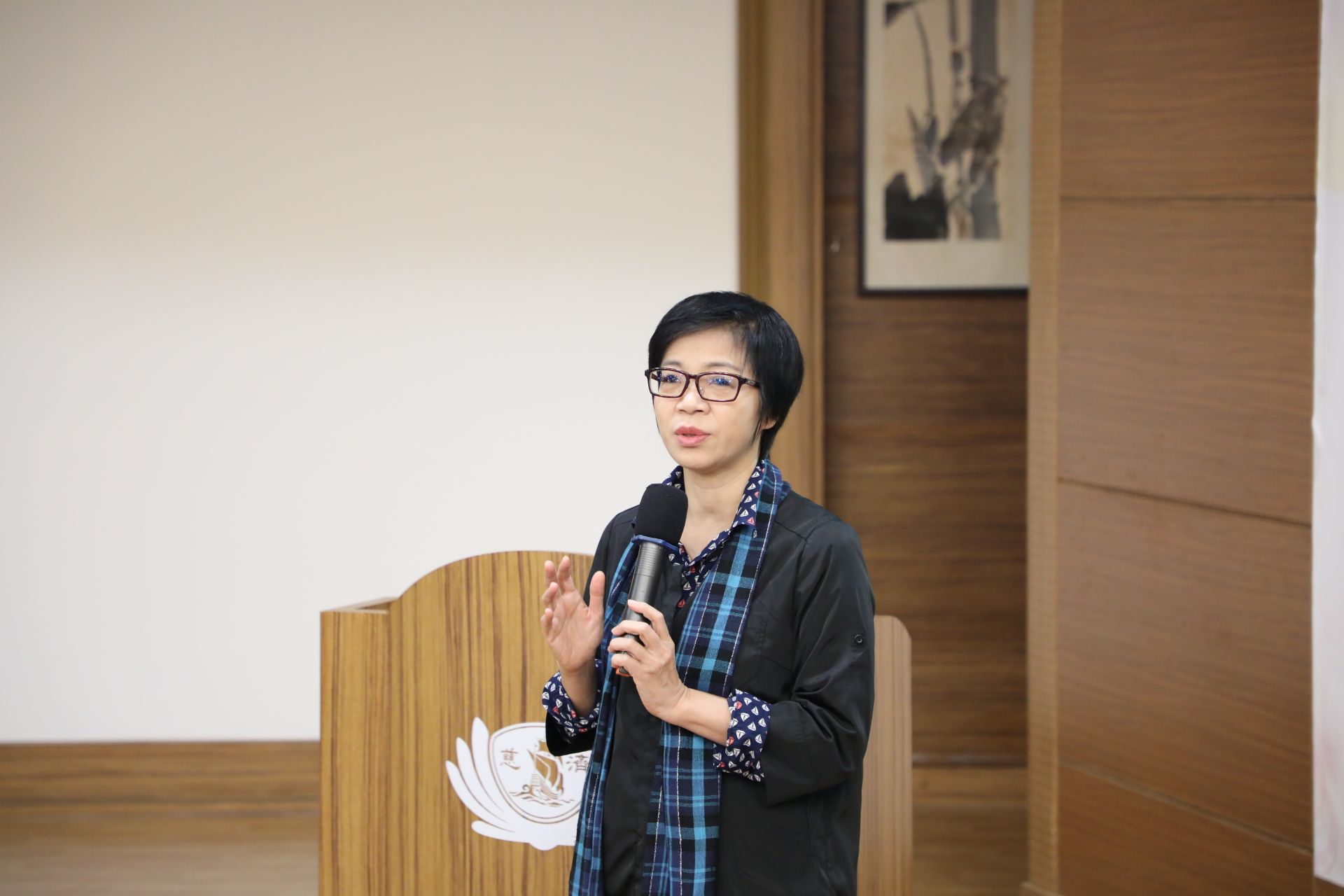 衛福部護理及健康照護司司長蔡淑鳳表示,衛福部每年都會因應人口結構與照護需求來制定相關年度計畫,這次以失智照護為主題,特別從「實證」為出發點。