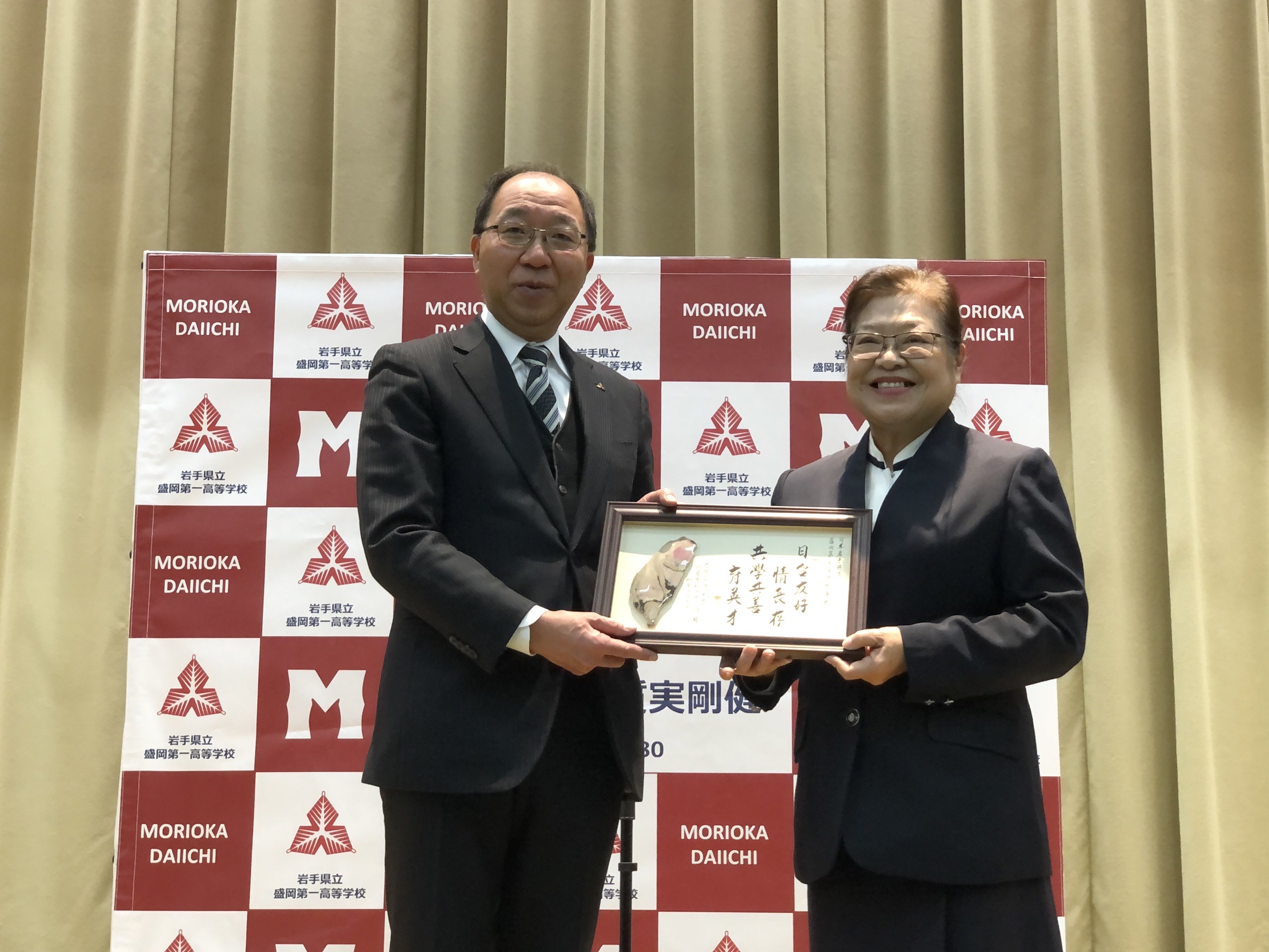 李玲惠校長致贈結緣品感恩盛岡第一高校的接待