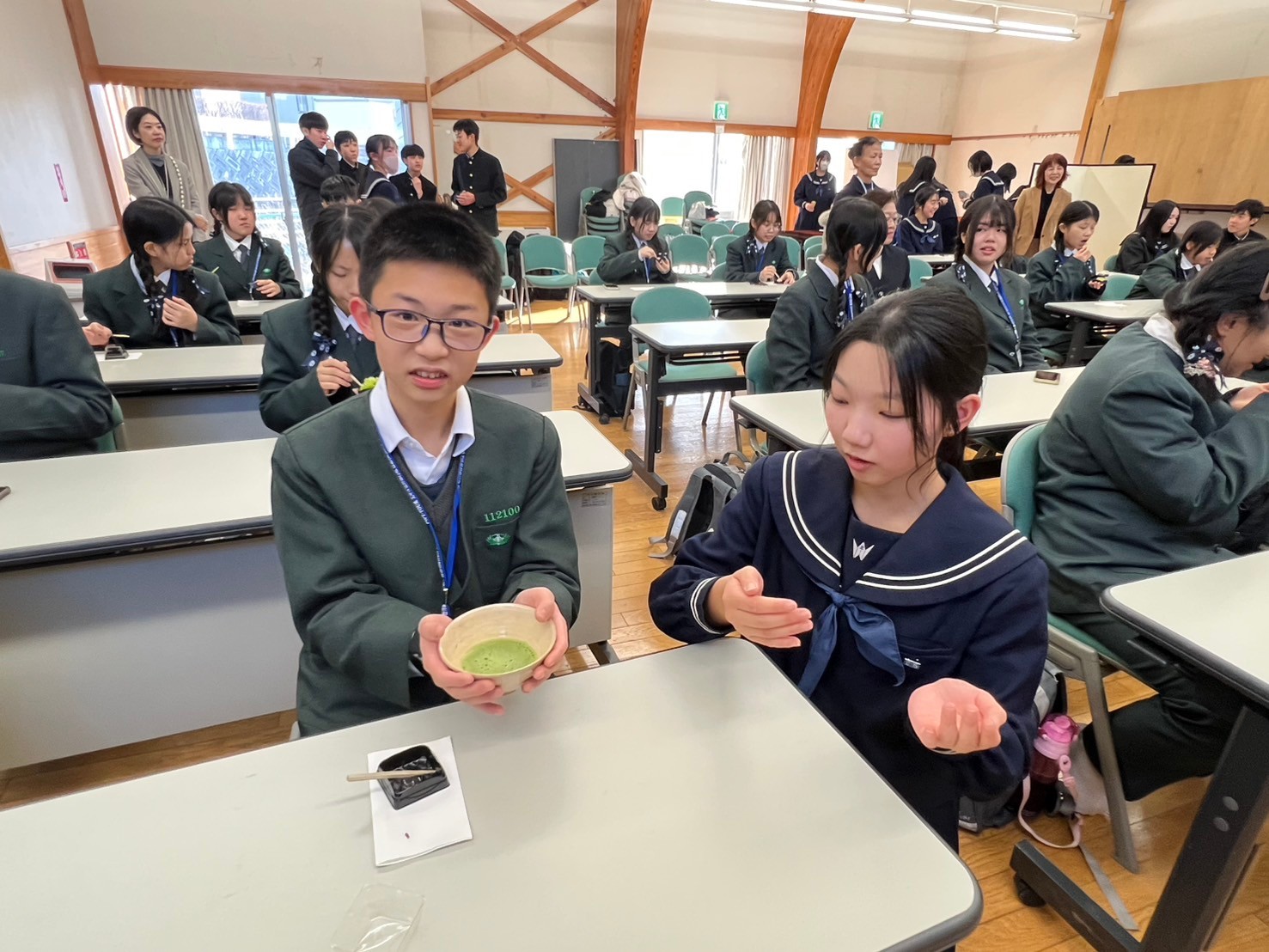盛岡北高校茶道社同學奉茶歡迎慈中師生,並教同學們日本茶道禮儀