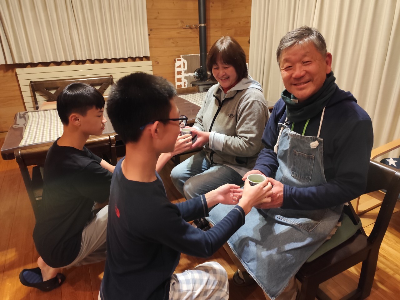 同學奉茶感恩農家Home爸Home媽的招待