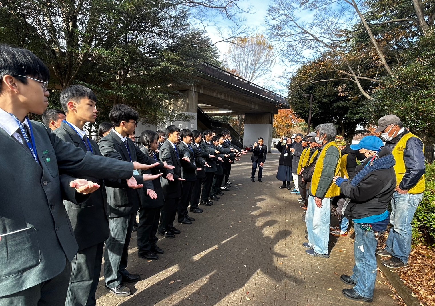 同學們以日文版愛與關懷手語歌感恩街友伯伯帶領大家志工服務