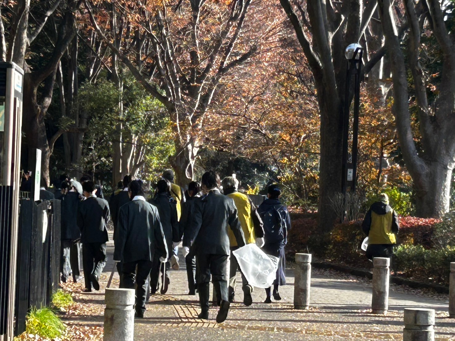 穿著慈濟志工背心,代代木公園的街友成為同學們的志工老師