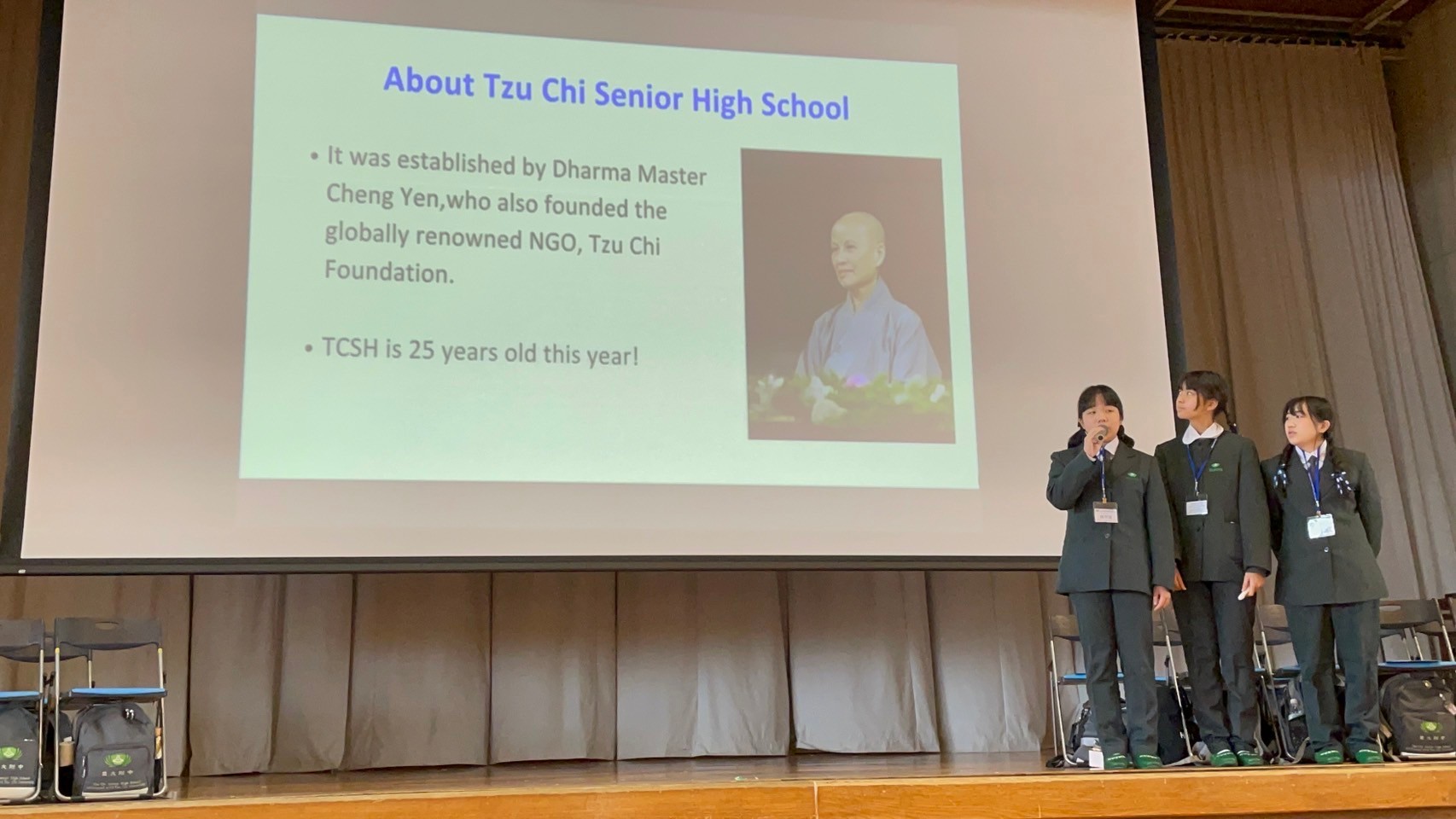 慈中同學以英文向日本同學介紹慈大附中