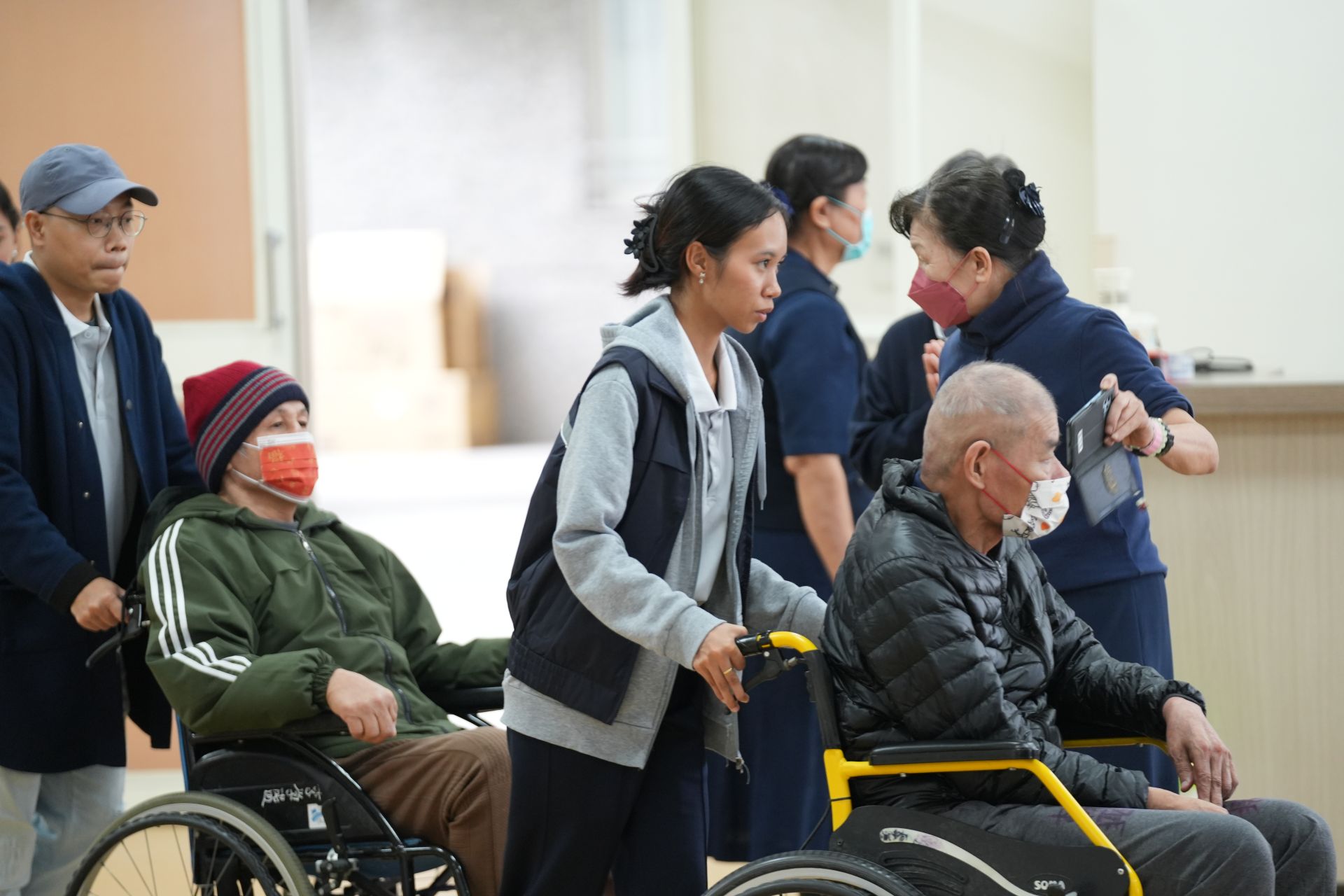 國際生協助老人就位觀賞演出