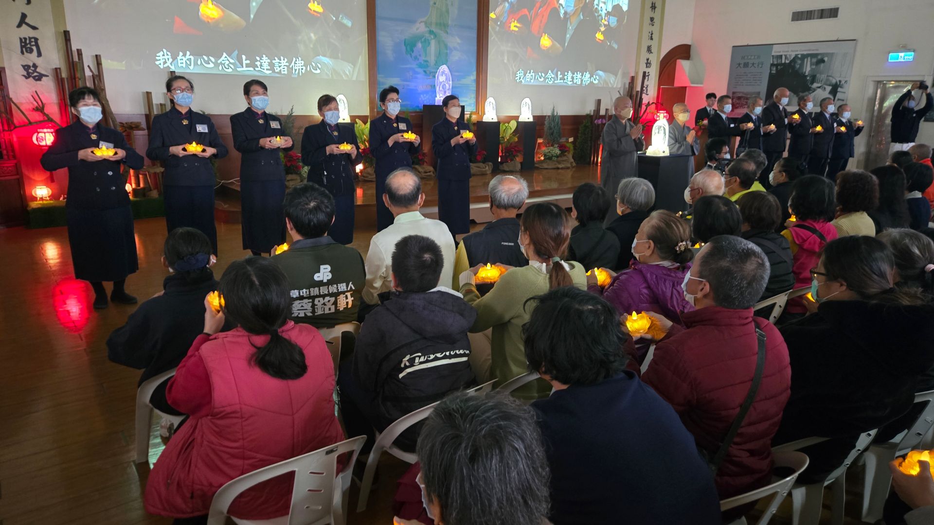 精舍師父帶領人人點傳心燈,祈求天下無災無難
