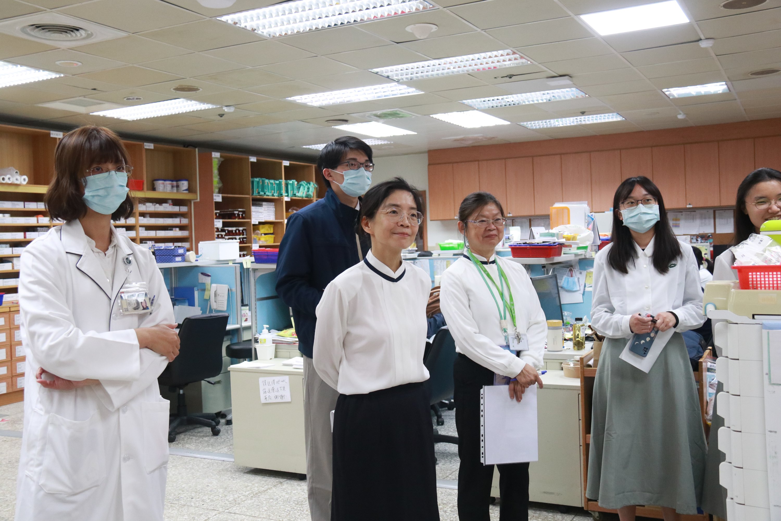 師生共學,大家都很專心聽臨床藥師介紹住院調劑業務