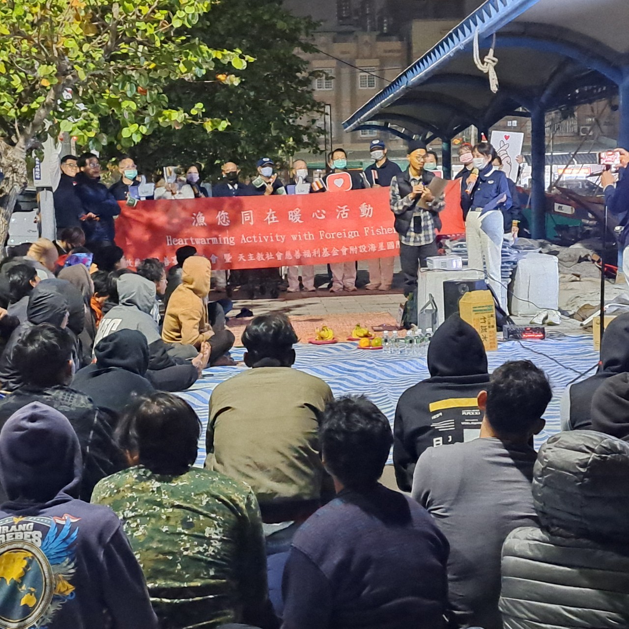 慈濟志工向外籍漁工表達全球慈濟人的祝福。