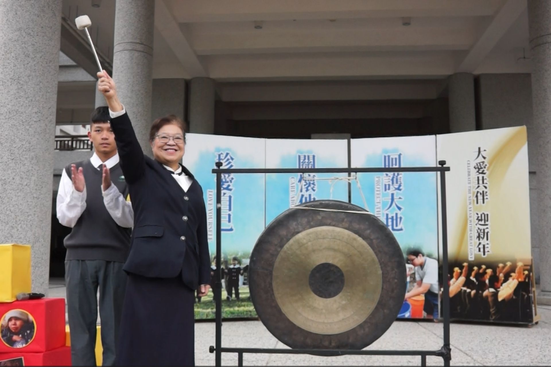感飢活動在李玲惠校長敲響愛心鑼後正式展開