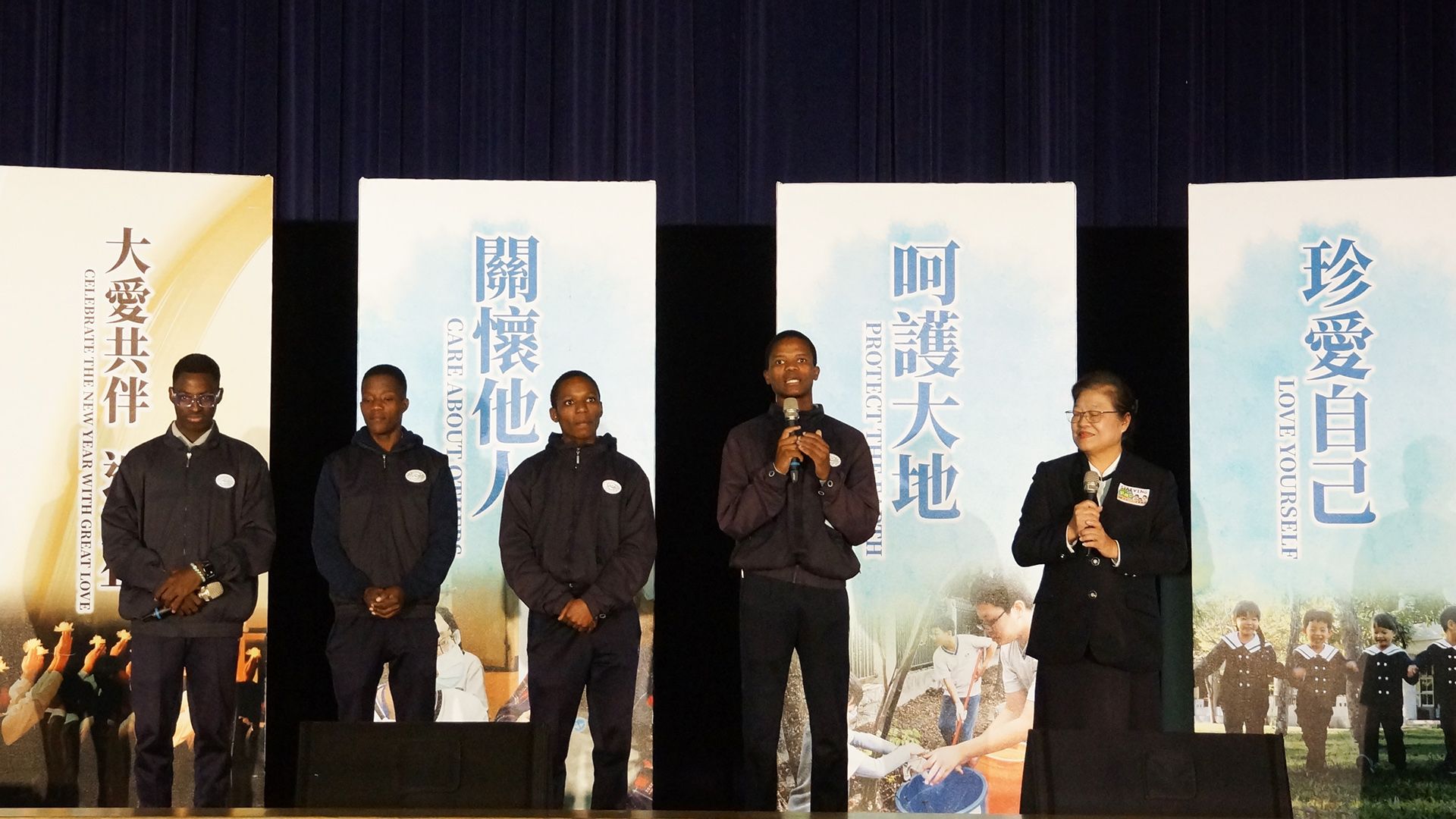 來自莫三比克的四位學生感恩慈濟長期的援助幫助他們改變生活