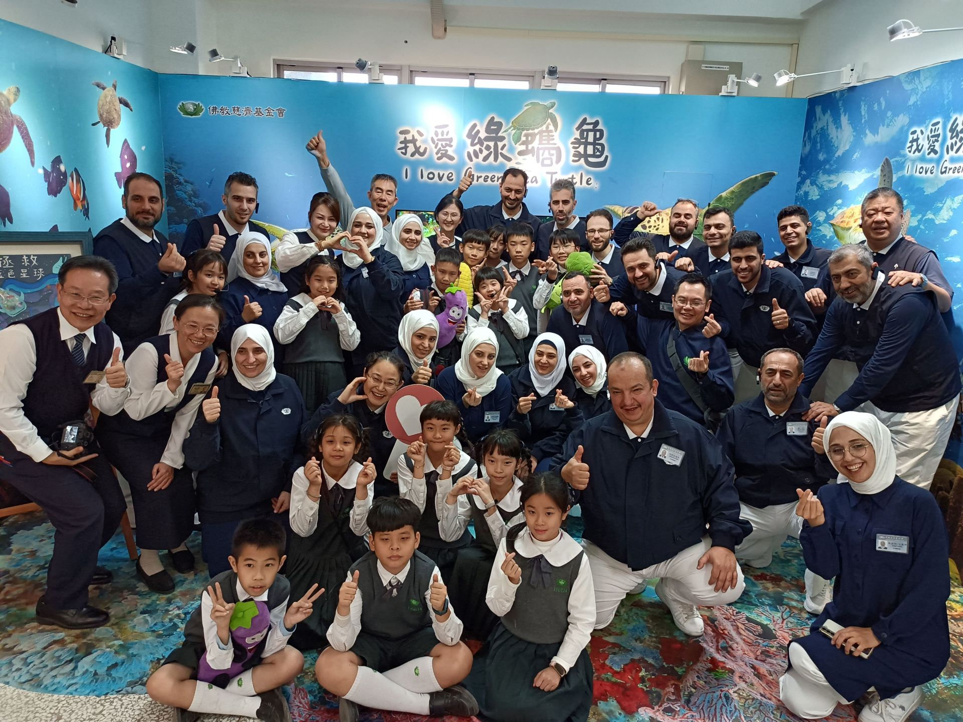環境永續是世界公民的責任,國小部師生與滿納海學校老師在環境永續教室歡喜合影。