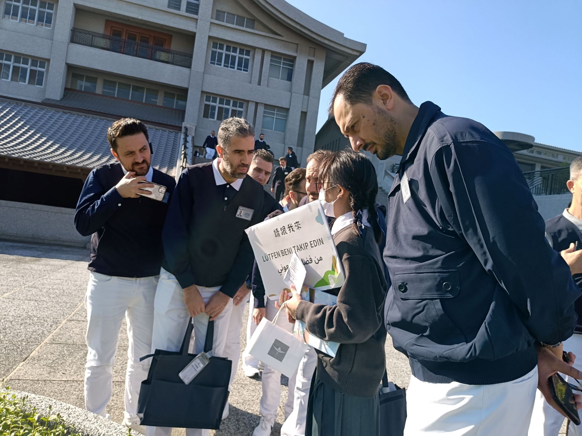 國中部導覽學生向滿納海學校老師介紹南慈中校園。