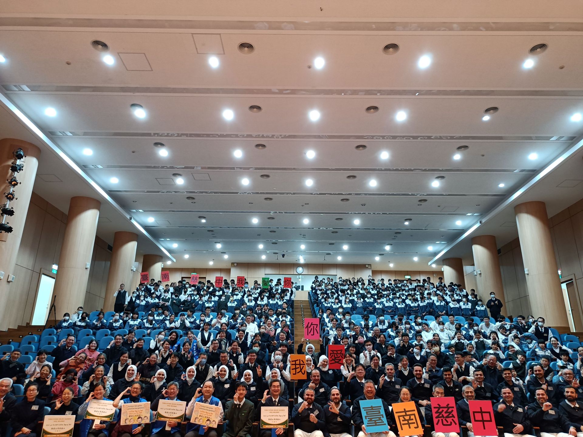 臺南慈中與滿納海學校歡喜一家人相聚。