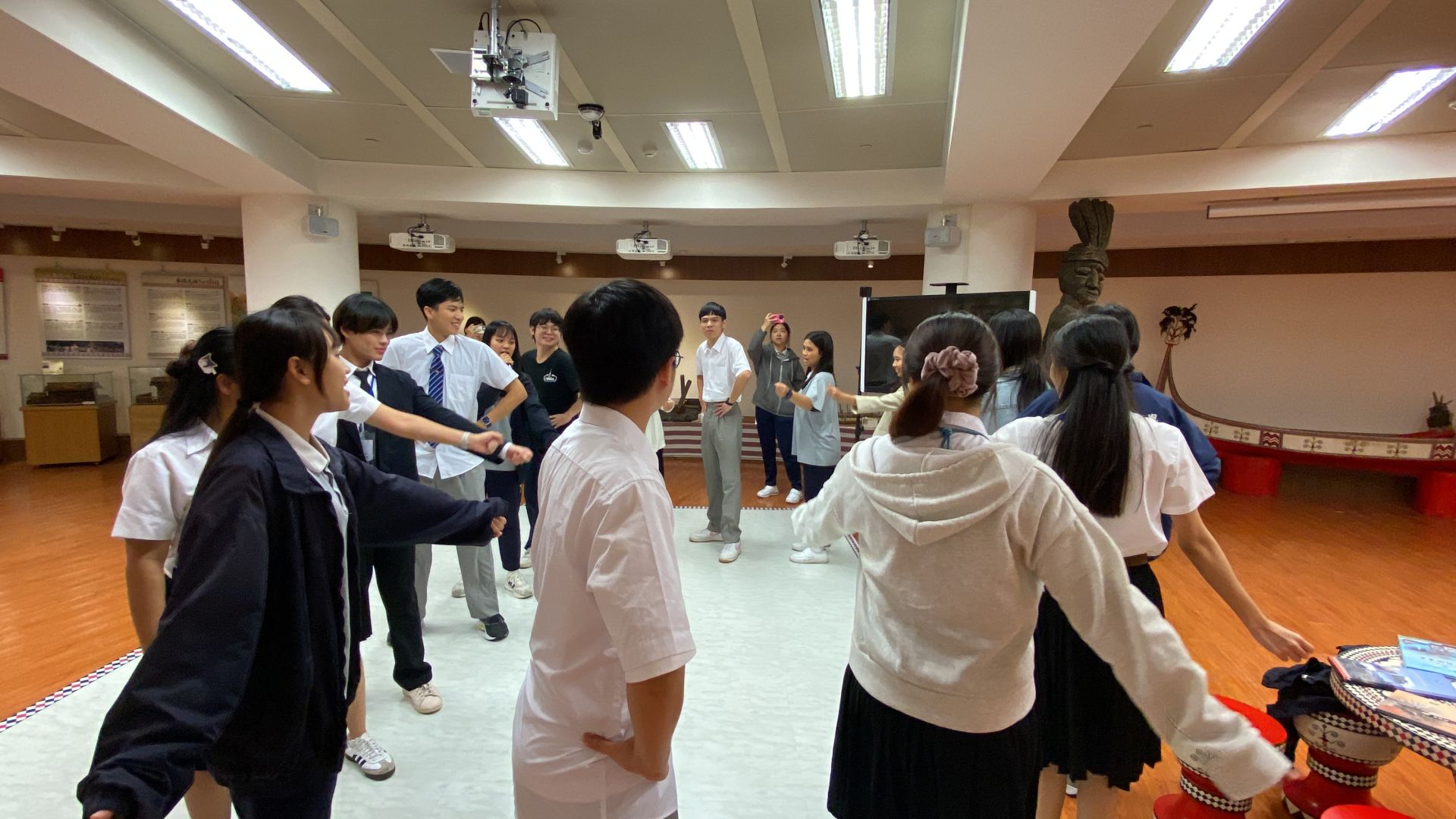 慈濟學生和泰國學生一同體驗原住民歌舞