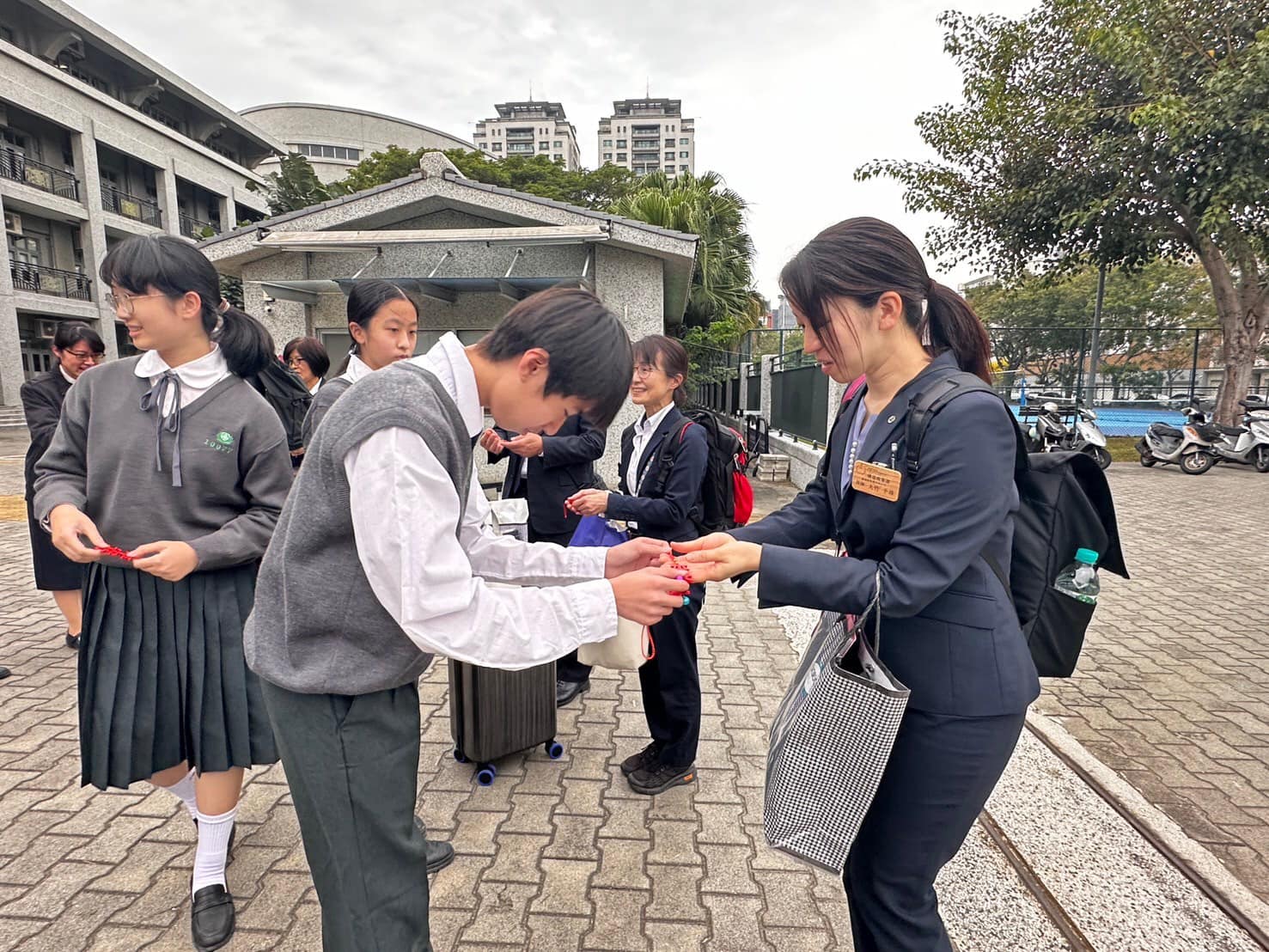學生致歡迎詞後獻上平安吊飾，給予祝福。