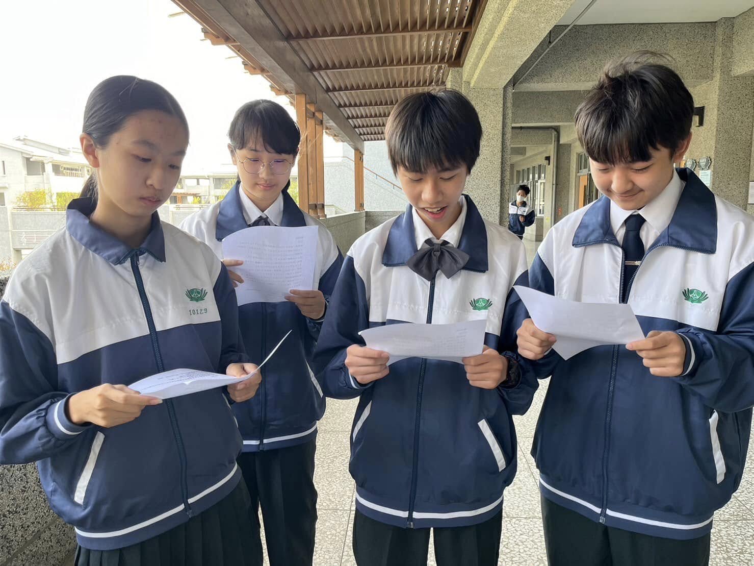 四位國三日文社學生練習歡迎詞準備迎接來賓。
