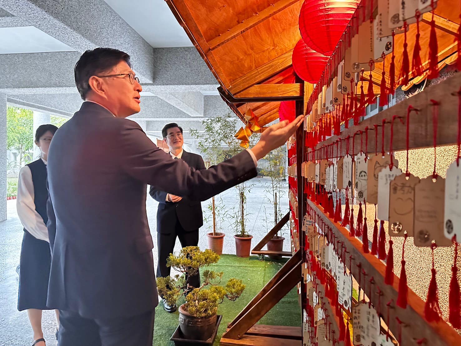 回收木材再造的精美祈福亭吸引貴賓駐足欣賞。
