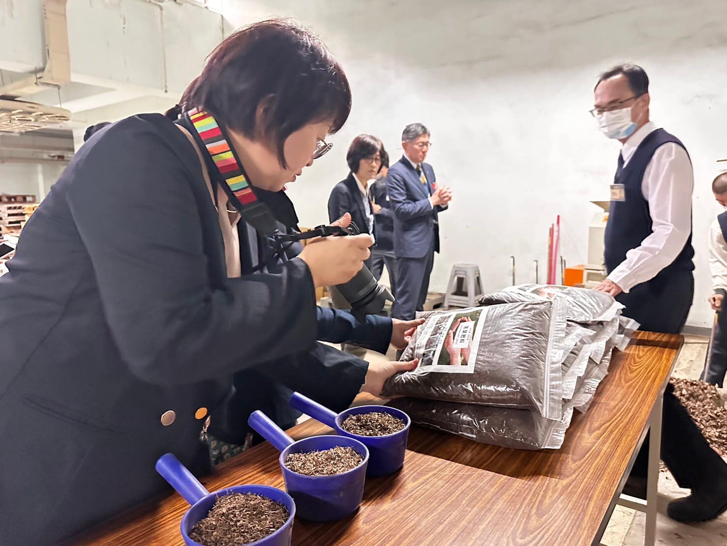 總務處團隊介紹落葉堆肥的製造。