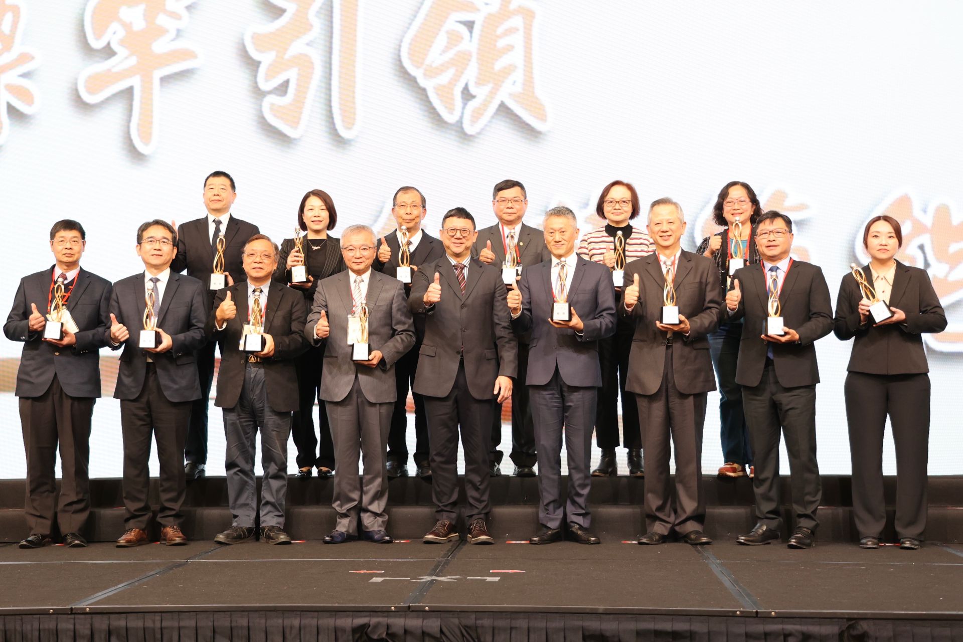 經濟部主任秘書莊銘池(中)與發節能標竿獎銀獎獲獎單位留影,由花蓮慈院副院長吳彬安(右後排左三)。
