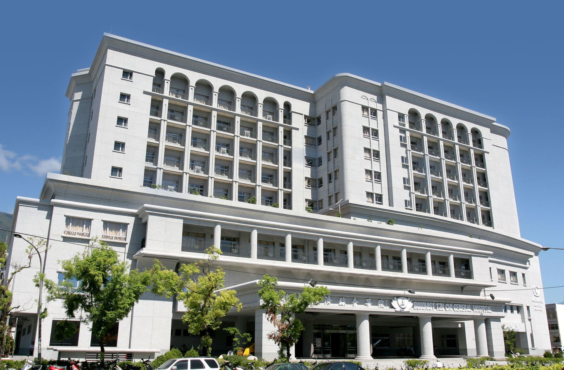 花蓮慈院在建築設計上融入環保概念,包含病房樓層採用迴廊設計,有效阻擋太陽直射、降低空調負荷,並提供充足自然採光。