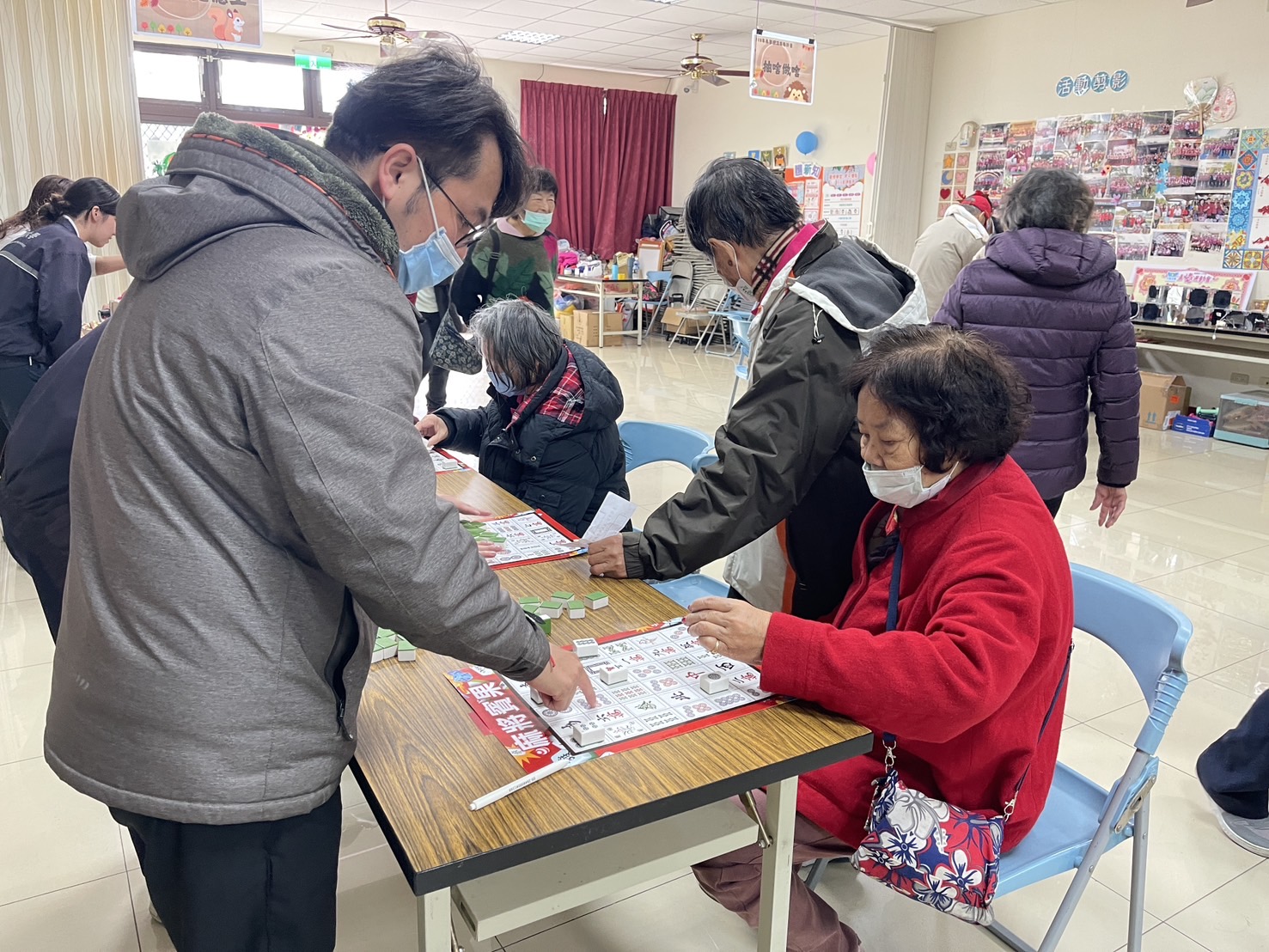 賓果遊戲幫助長輩知能訓練。