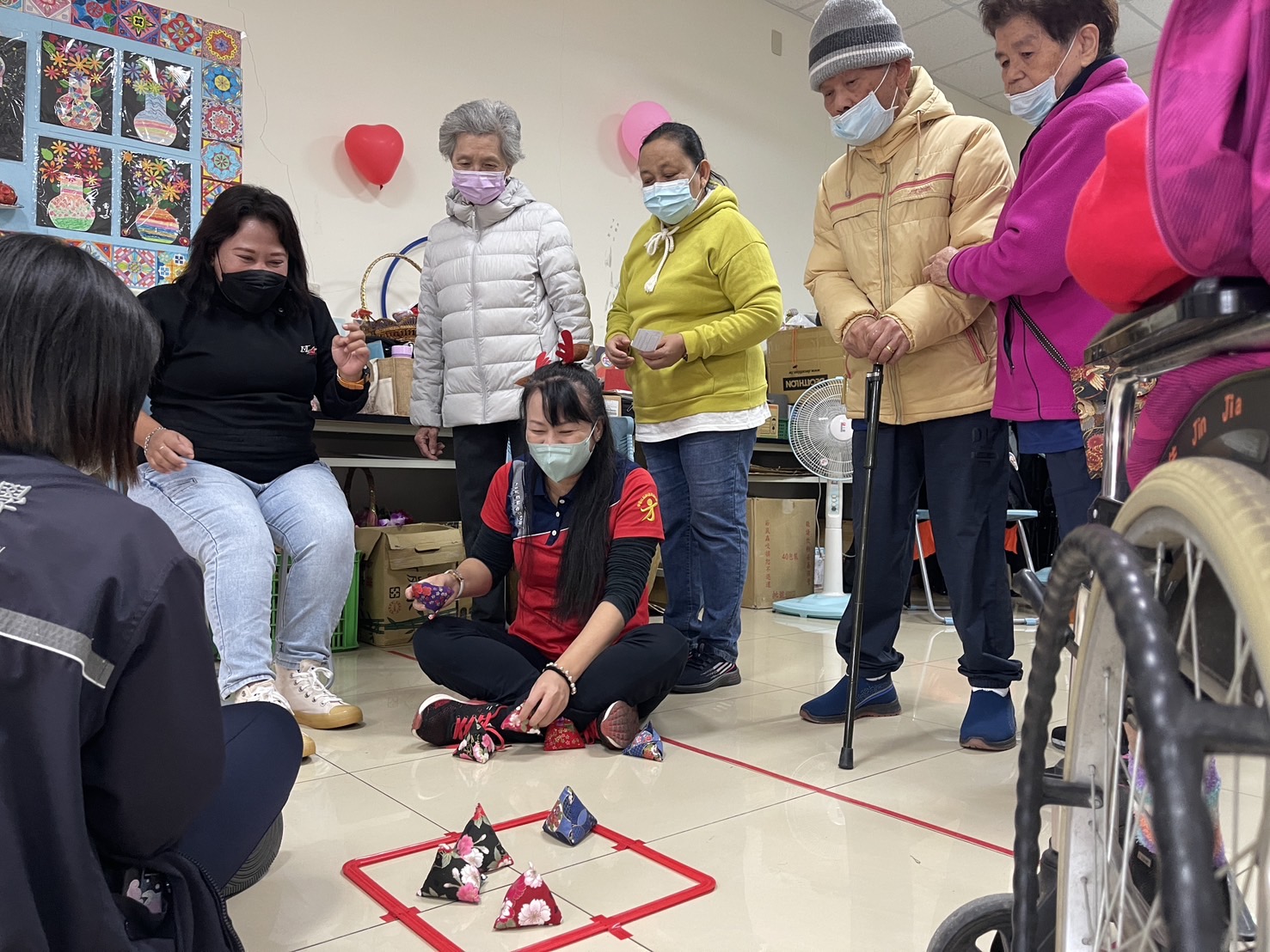 設計巧妙的五關遊戲,讓長輩們在用餐前能活動筋骨、活絡腦力。