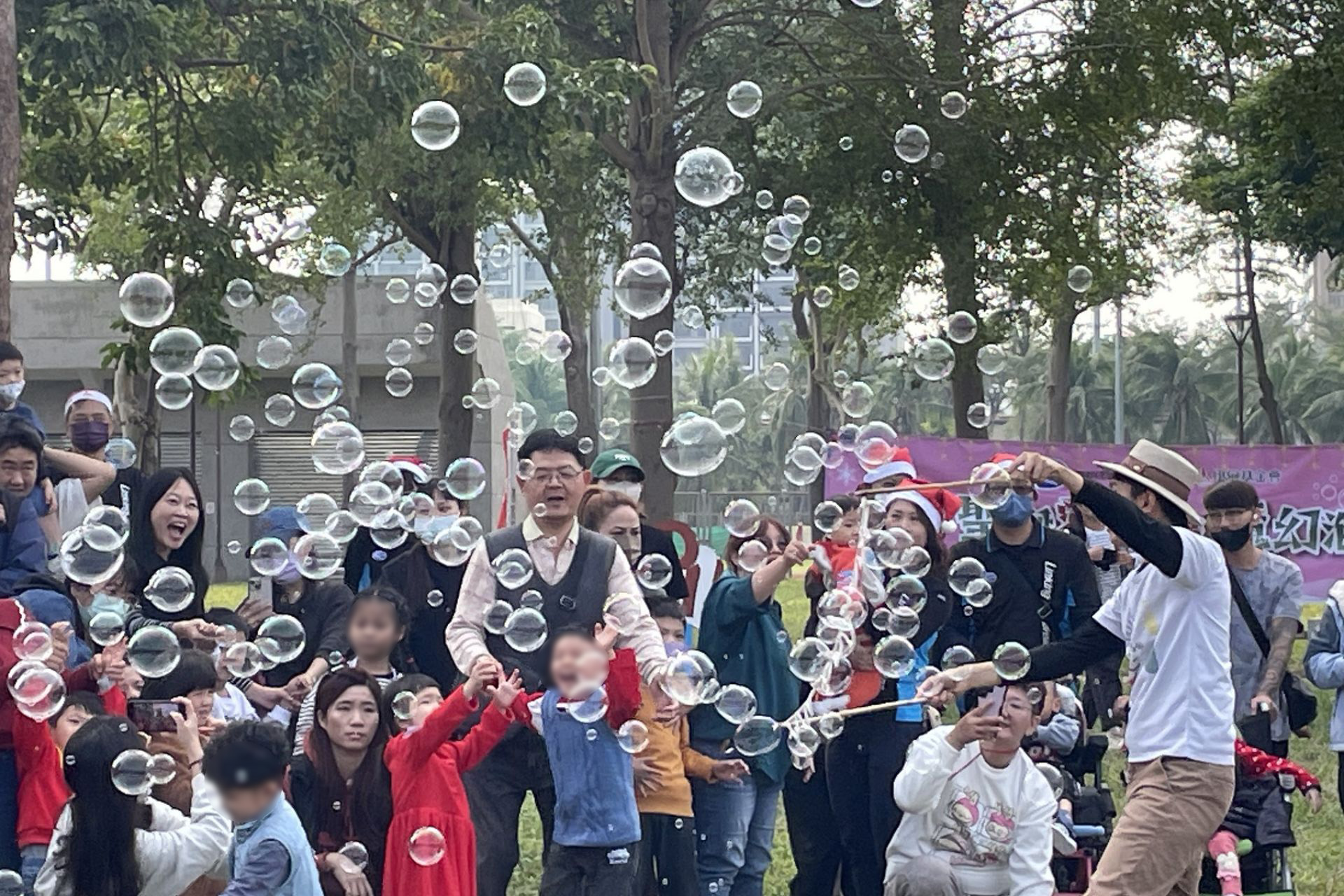 泡泡達人創造夢幻泡泡,慢飛天使看得目不轉盯