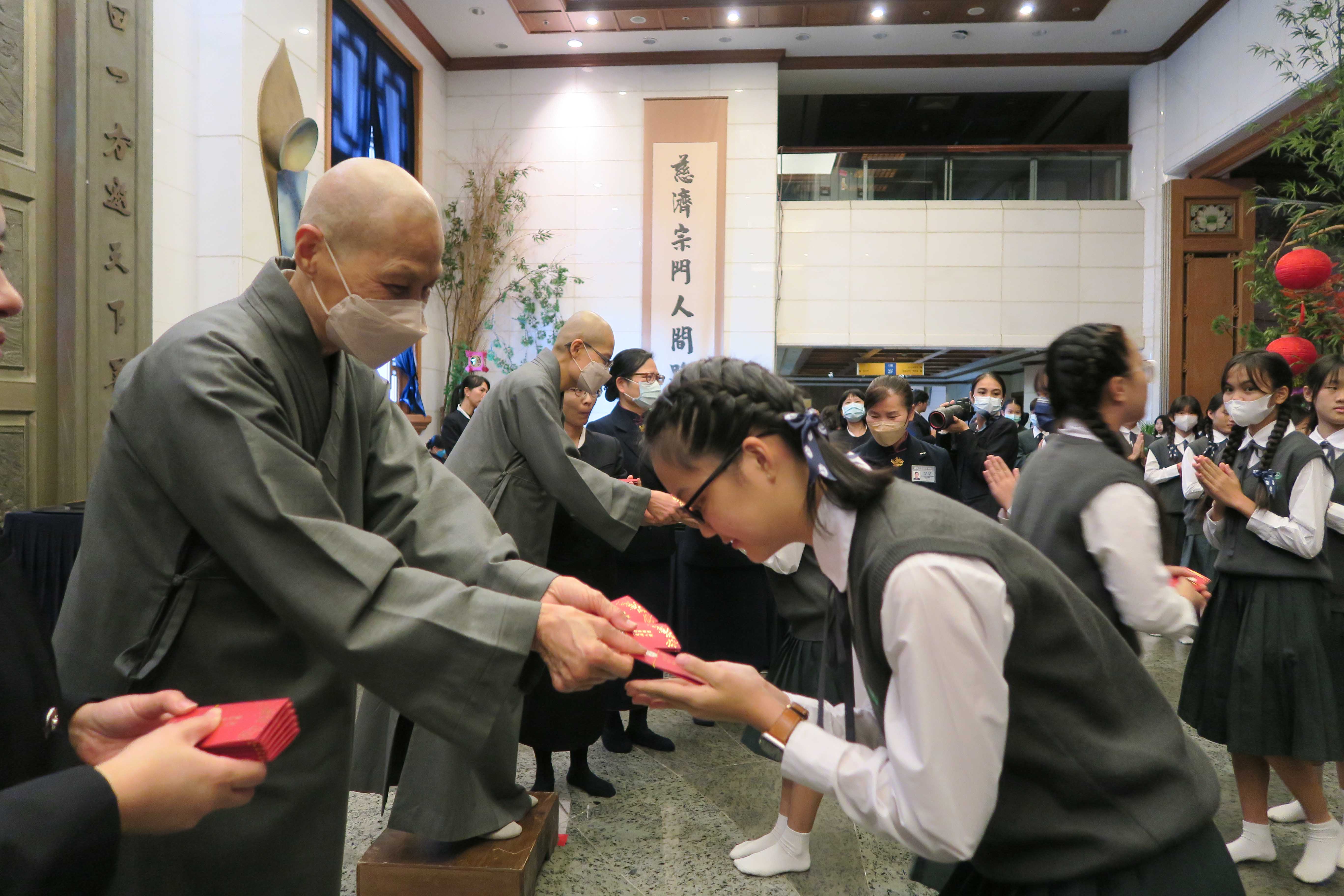 靜思精舍師父代表證嚴法師送來福慧紅包，拿到紅包每位孩子都迫不及待打開觀看裡面的靜思語。