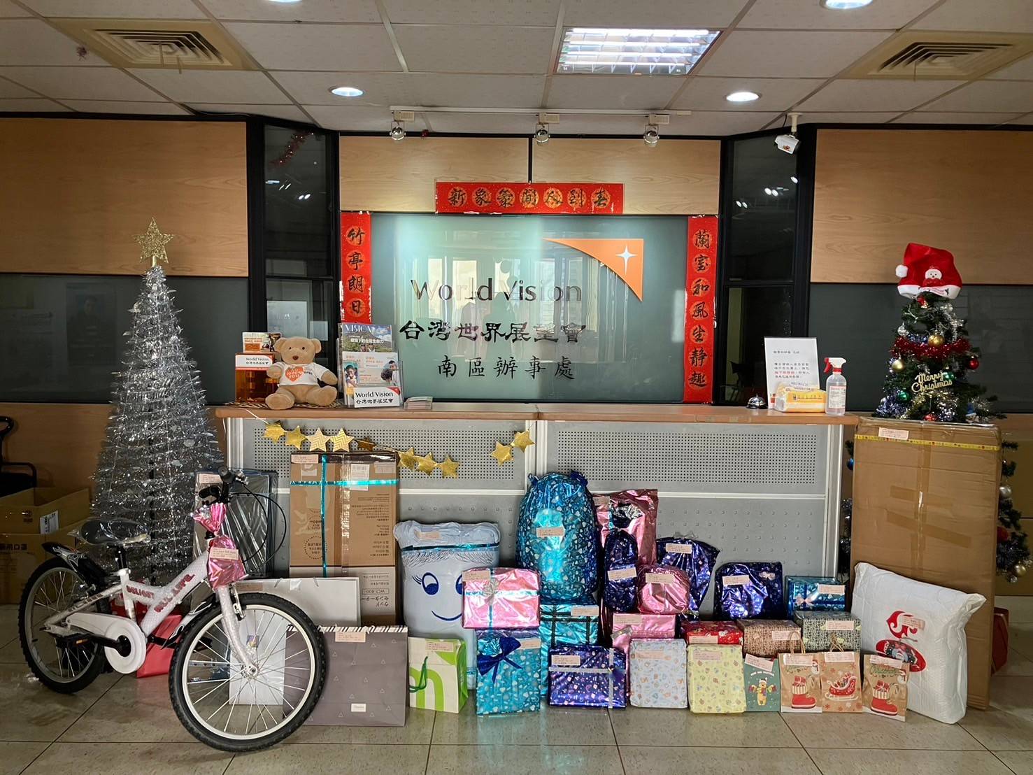 明安國際企業3名員工合資為孩子實現騎腳踏車的心願,車行老闆得知是幫助弱勢孩子,也再加碼車用配件,讓孩子騎得更安全。