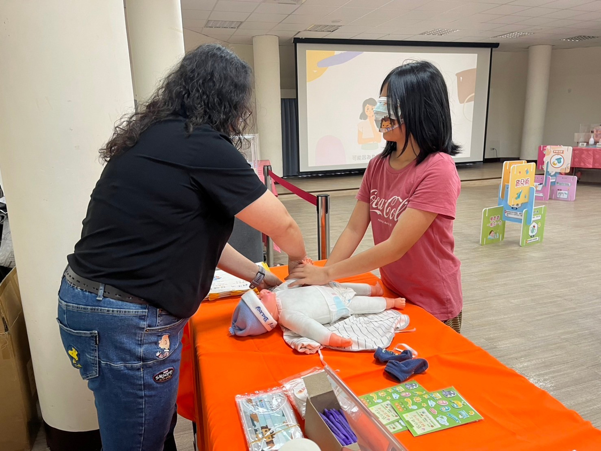 輔具中心的專業人員提供定時導覽與諮詢服務,幫助家長們找到最適合自己與孩子的輔具。