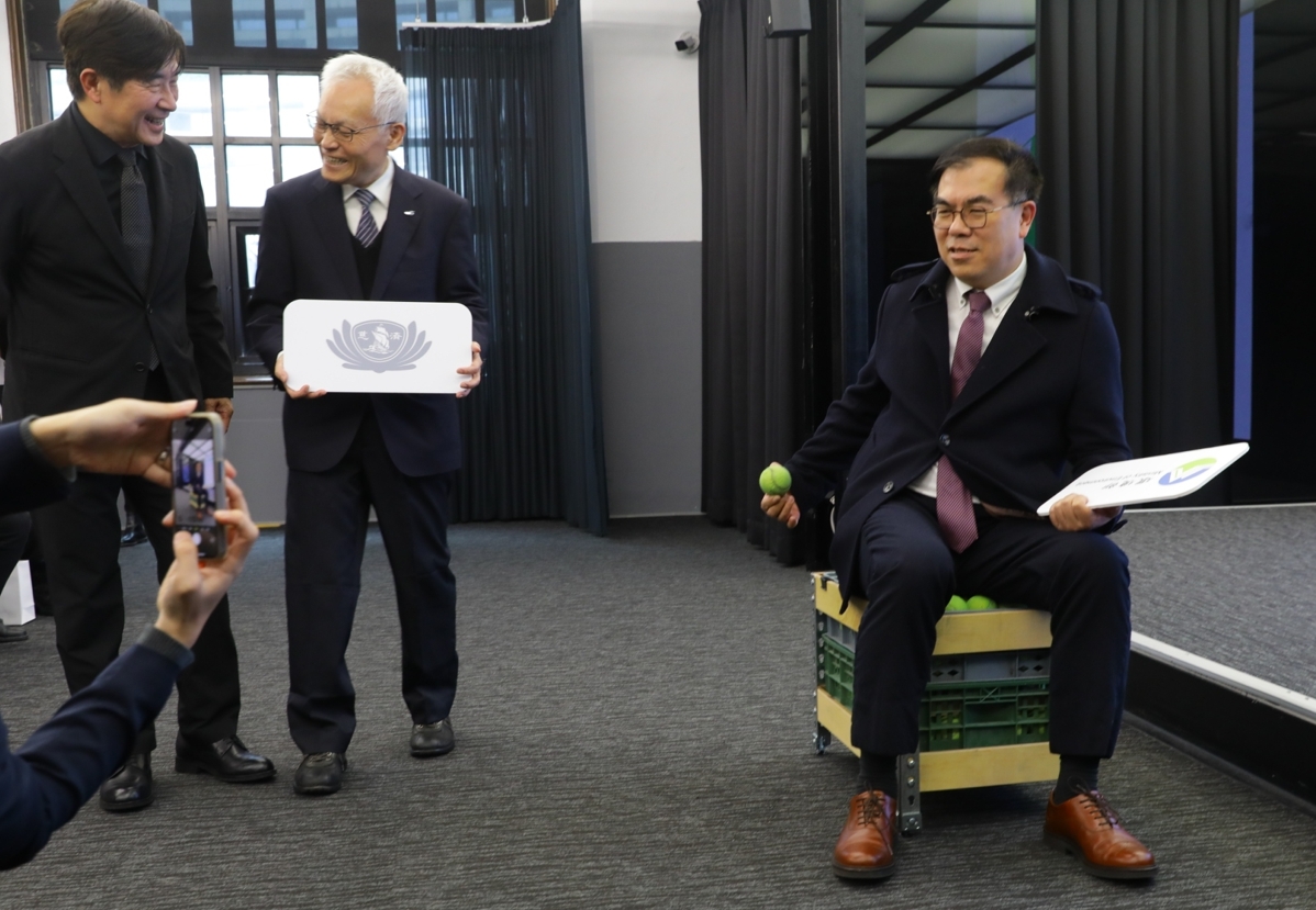 成果發表會現場，展示有設計師楊大廣改造二手品、目前擺放在慈濟中山八德共修處惜福屋的創新產品，環境部長彭啟明特地試坐環保椅子，十分讚賞。