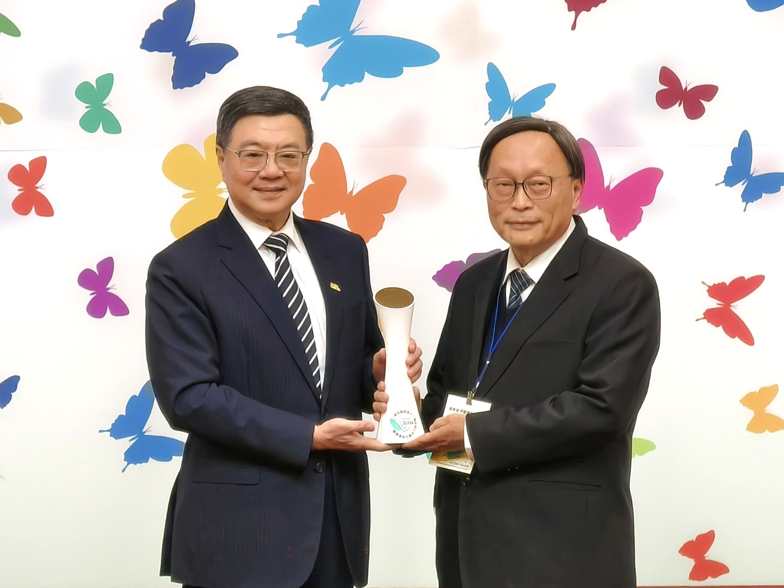 嘉義大林慈濟醫院在全國162個機關團體脫穎而出。榮獲2024年國家永續發展獎,民間