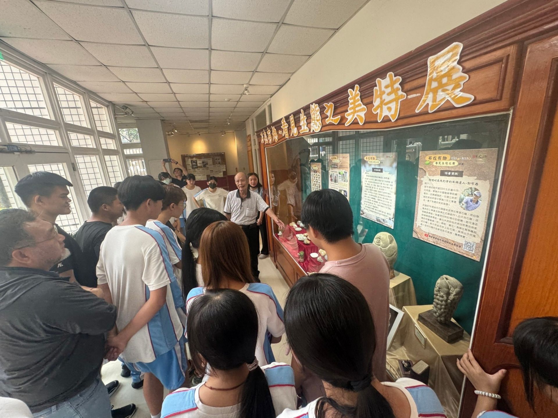 石雕達人郭可遇受邀至台中豐原高級中學圖書館進行-石在有趣-看見生態之美-特展