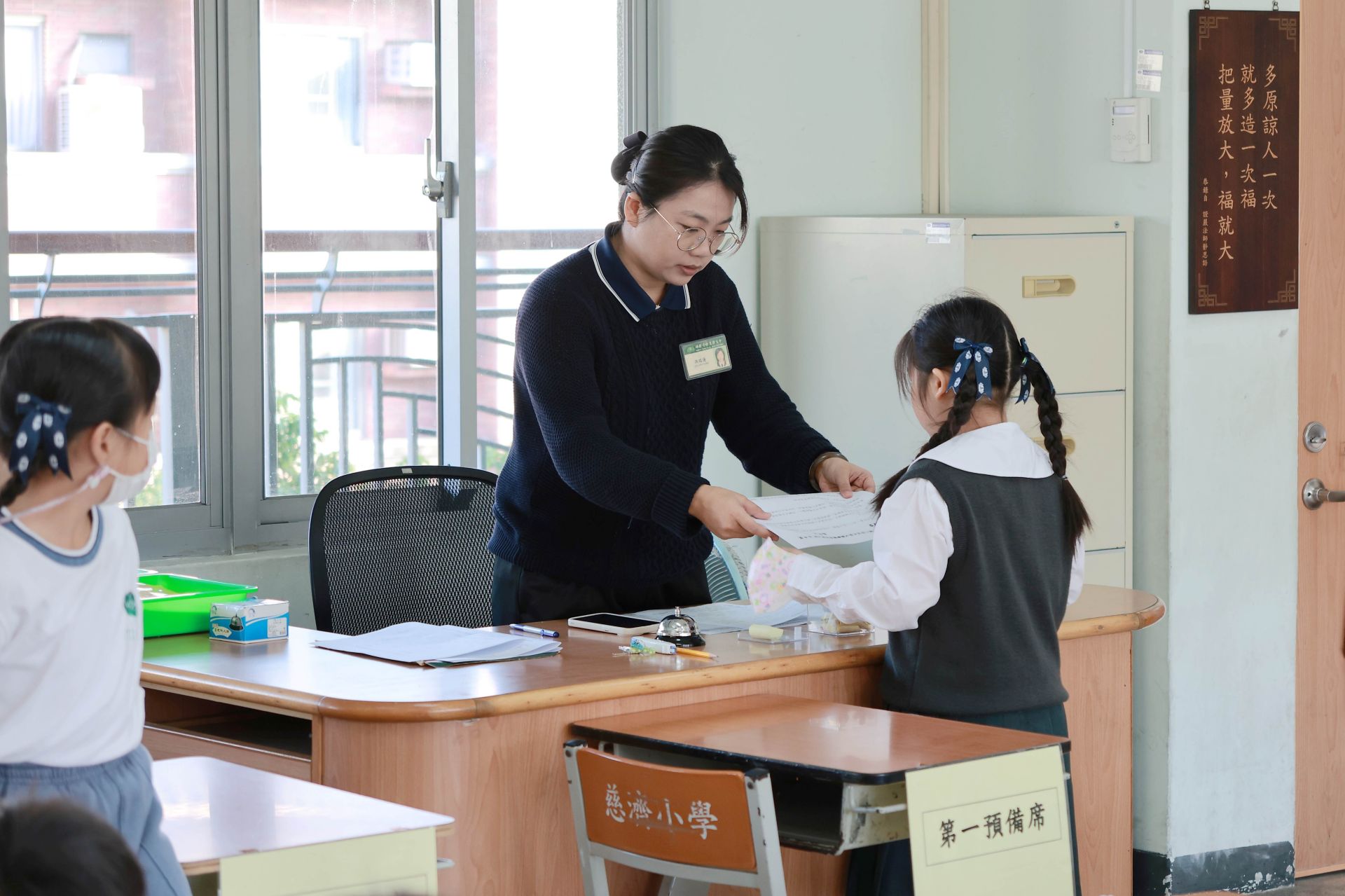 師生恭敬傳遞文稿,品德教育真正落實在生活中。